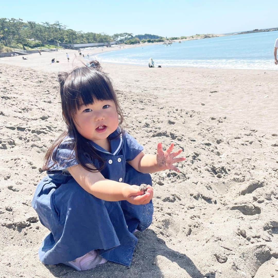 minsayuさんのインスタグラム写真 - (minsayuInstagram)「* 久々の葉山🏝️☀🛥️️🩵✨ 一色海岸は人が少ないし綺麗だし富士山見えるし大好き…ファミリー向け🥹💗 隣の葉山美術館の海がみえるレストランでランチ〜と思ったらえらい行列が…その後も色々なお店に電話を掛けるもどこも予約で一杯で… GWの葉山を舐めていた腹減りの我々を救ってくれた大人気旭屋牛肉店🥩🥹✨ 葉山牛コロッケと店内でバンズも買ってコロッケパンを🤤🍞 サクサクで美味しいです😋 そして私も実は正期産に入り変な所に引越してしまったので（←）歩き過ぎて今にも産まれそうな日々を過ごしています🤰👶 悪阻に苦しみながらの仕事も相当キツかったけど 今回体力おばけの昼寝しない1歳児と過ごす悪阻期の方が厳しかった…誰か私に休憩を…くれ… 4人産み育てている友人がいるけどあとこれを×2回経験してるんだよね…か…神だよね…🥹✨ そんな中パパは今週も出張中…どうする…どうする家康！！！ #このユニクロハットお気に入り #臨月 #やっと4kg増えました」5月29日 22時25分 - minsayu