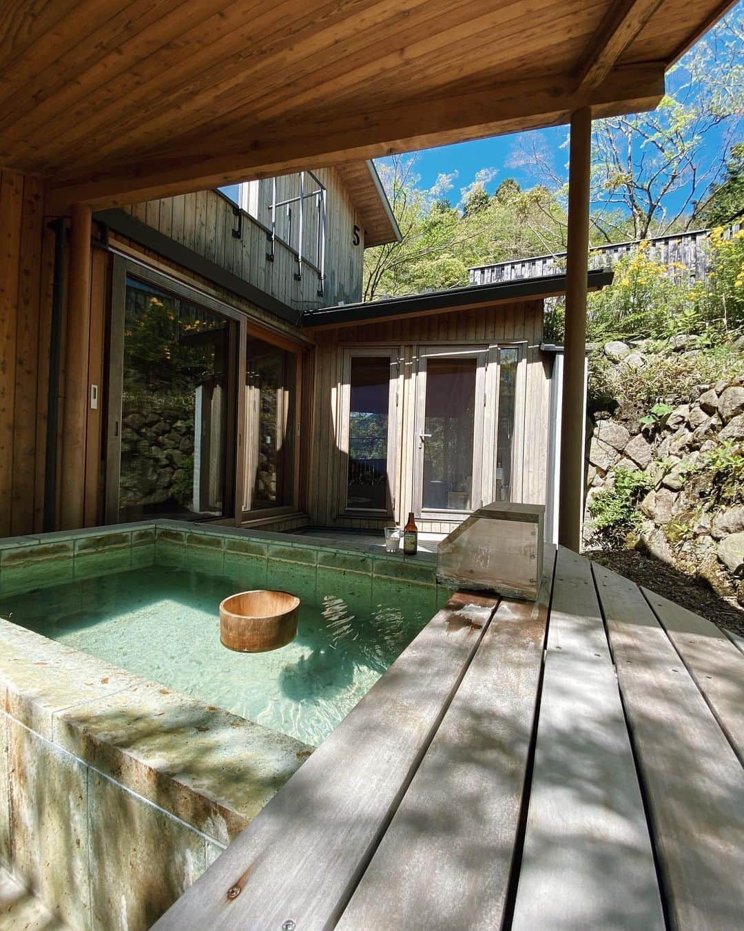 NEST INN HAKONE | 俵石閣のインスタグラム：「. 5号棟の露天風呂。  周りを竹に囲まれた露天風呂では 気持ちのいい風を感じながら 湯浴みをお楽しみいただけます。  天気が良ければテラスに出て、 爽やかなひとときを過ごしてみませんか。  #hakoneretreatvilla1f #hakoneretreat #箱根リトリートヴィラワンバイエフ #箱根リトリートvilla1f #プライベートヴィラ #数寄屋造り #料亭俵石 #箱根ホテル #箱根リトリート」
