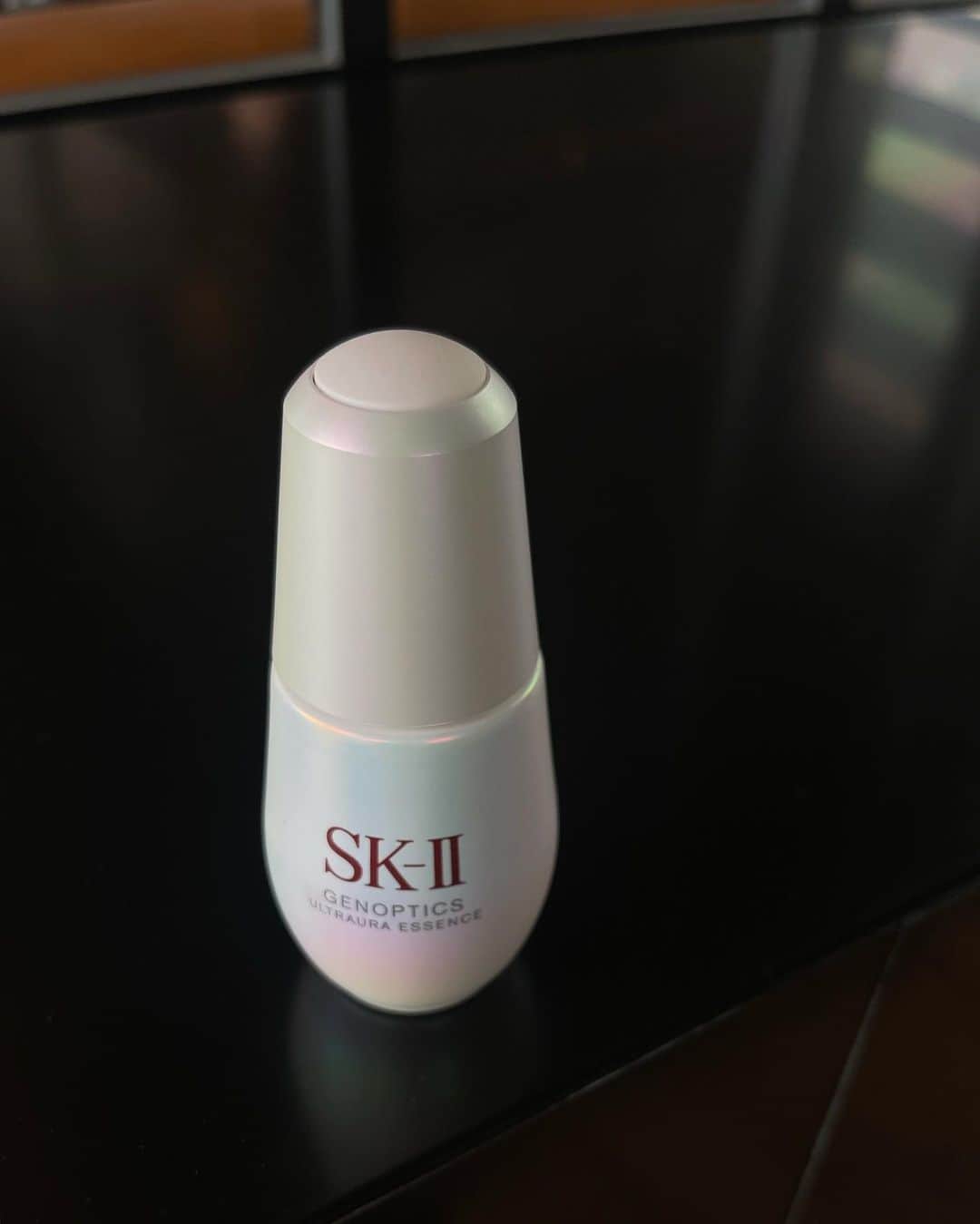 のインスタグラム：「@skii   透明感のある理想の肌へ🥚💎 いつもの肌お手入れにワンステップ追加  くすみをしっかりとはらう意味でも今季から使い始めた美白美容液 テクスチャーは乳液のようにとろみがあって 重たすぎず軽すぎない いつものスキンケアにプラスしやすいのが個人的にポイントが高いです。🤍  そしてスキンケアラインは お肌の土台を整え・作るものと思っているので 肌が揺らがず、安定感があると個人的ベストコスメに輝きますが♡笑 こちらは早速ベスコスになりそうです🤍  #skii#美白美容液」