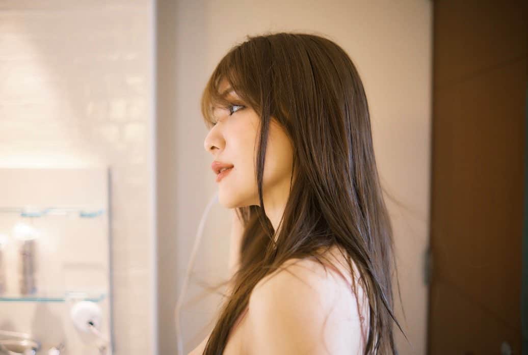 金山睦のインスタグラム：「デジタル写真集 『sweet room』が発売になりました☺️✌️✨  ぜひ見てくださいね👐💕  #デジタル写真集」