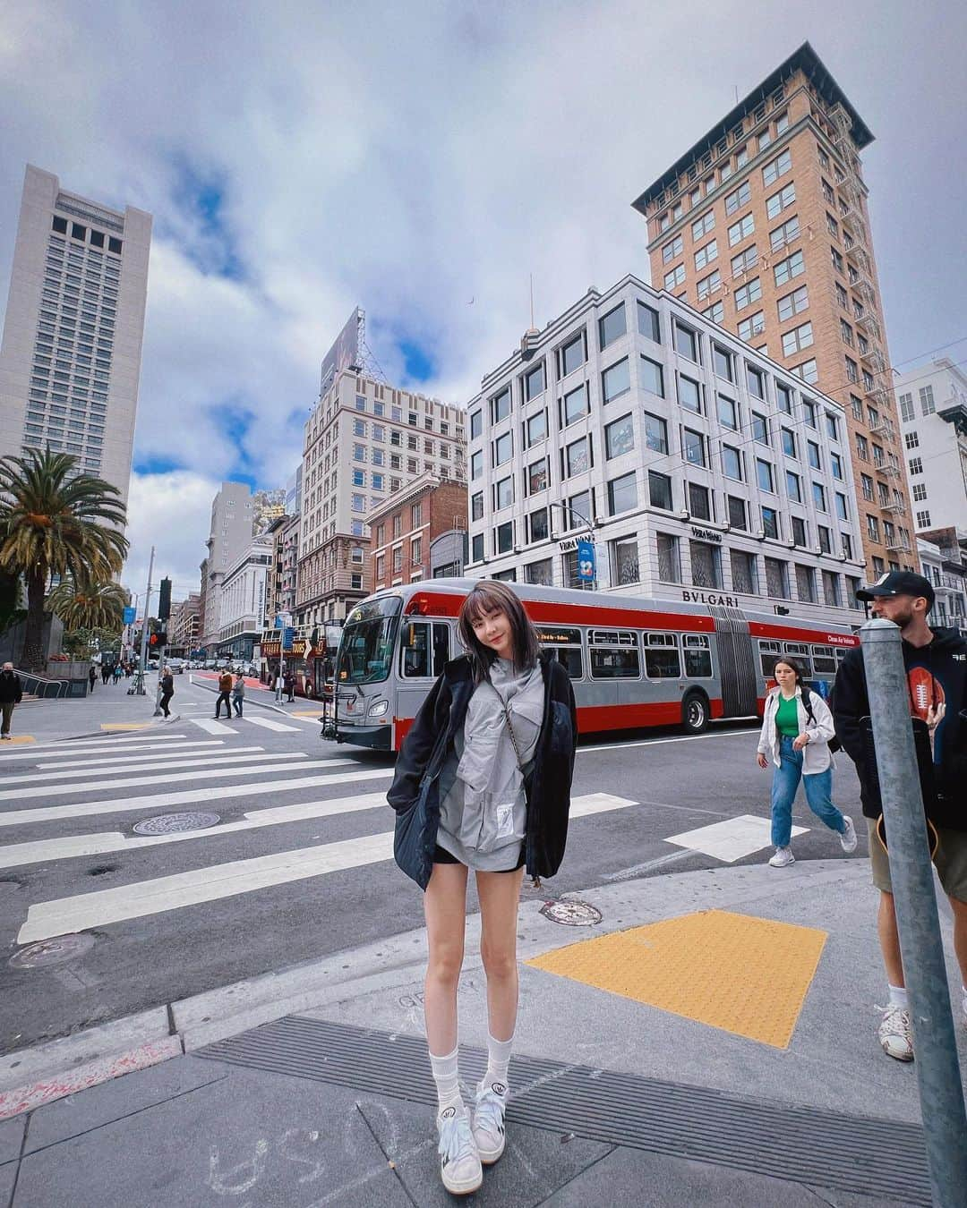 Yuriさんのインスタグラム写真 - (YuriInstagram)「叮叮噹噹叮噹叮～ 📍San Francisco  我在唐人街裡面買了金門書籤餅跟一杯珍珠奶茶🤣  -  外套、風衣帽T: @filter017」5月29日 22時49分 - xx15995