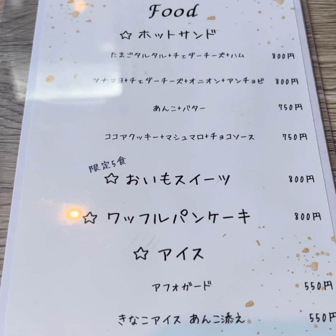 うさもぐさんのインスタグラム写真 - (うさもぐInstagram)「▷ #自由が丘 あんバター記録 ◁ ⁡ ⁡ cafe skoll @ 自由が丘 ⁡ ⁡ プレオープン中！ あんバターも紅茶も美味しいほっこり癒しカフェ！ ⁡ ⁡ ■ ホットサンド あんこ＋バター 750円 ■ アイスティー　650円 ⁡ ⁡ あんバターの宝庫になりつつある自由が丘に またまたあんバターが食べられるカフェがオープン！ ⁡ 噛んだ瞬間口いっぱいにじゅわーっと広がるバターの香り あったかいあんこの豊かな風味とほどよい甘さ サクもちっとしたパンの香ばしさ。 それぞれの風味が活きてて美味しい！ ⁡ ホットサンドのあんこってあったかいからどうしても 甘めに感じることが多いんだけど これはあったかくなってちょうどいい甘さ◎ そしてこのあんこ美味しくて好き。 ⁡ バターは無塩だったけど あんことの相性がいいからかな？ 塩気ほしい〜とか味がぼんやりしてる〜とか 全然感じなかった！(と言いつつ有塩でも食べてみたい) なんとなくこの無塩のまろやかな味わいが お店の優しい雰囲気にも合ってる(気がする) ⁡ 添えてある生クリームをつけるとこれまたさらに 至福の味わいに。 ちなみに通常はクリームじゃなくてアイスなんだけど きなこアイスがあったから生クリーム変えてくれました泣 ⁡ きなこアイスはインスタフォローでもらえたよー！ (チキって見る専用のアカウントでフォローしましたごめんなさい) ⁡ あと紅茶も香り高く雑味のないスッキリとした味わいで めっちゃ美味しかった…！ ⁡ あんバターも紅茶も美味しいし お店の雰囲気も素敵で店主さんもスーパー優しくて 改めてカフェっていいな〜としみじみ。(誰) ⁡ とりあえずグランドオープンしたらまた行こっと。 ⁡ ⁡ #cafeskoll #あんバター#あんバターサンド#自由が丘カフェ#自由が丘グルメ#東京カフェ#東京スイーツ#あんこ#あんこ好き#ホットサンド#パン#パンスタグラム#パン活」5月29日 22時42分 - mgmgbutter3