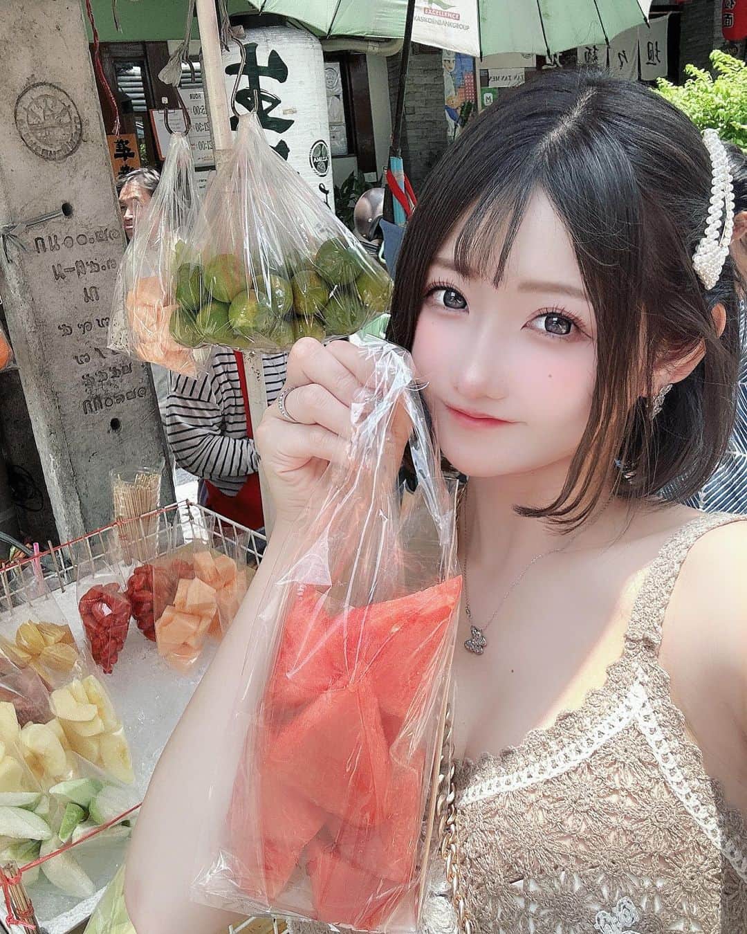 明日花リナのインスタグラム：「タイの朝ごはんはスイカ食べました🍉❤️💚 こんなにいっぱい入ってて美味しいスイカが60円で感動しました🥺🇹🇭  #タイ#バンコク#海外旅行#海外移住#海外#タイ料理 #タイ旅行#スイカ#フルーツ」