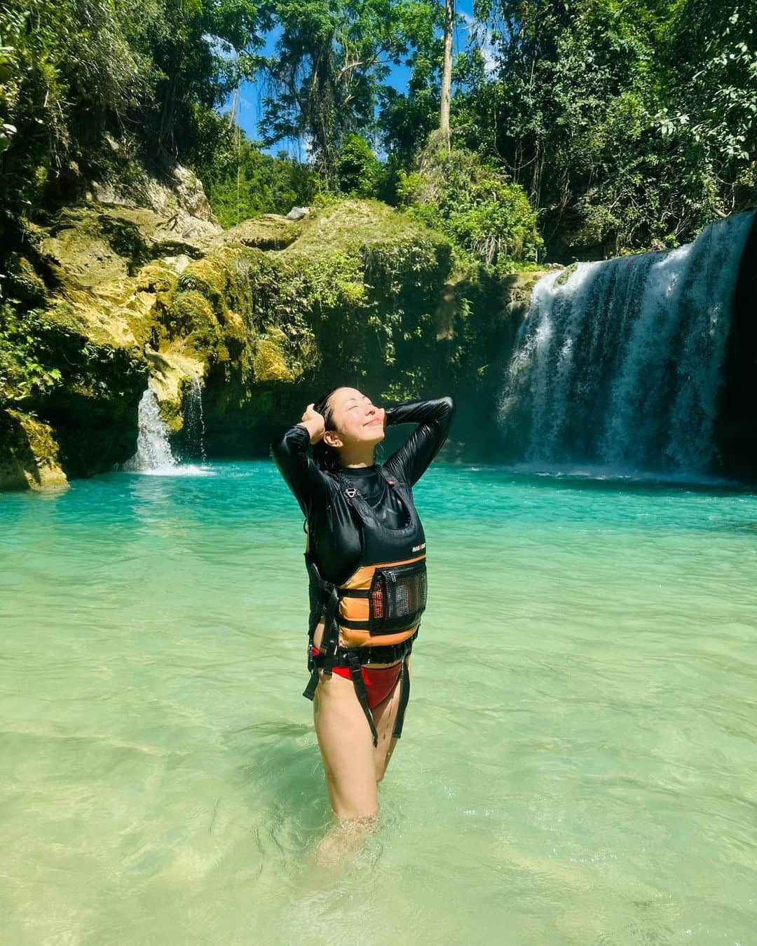 黒木桃子のインスタグラム：「カワサンではcanyoningが楽しめる！ 天然ウォータースライダー、飛び込み、ターザン、自然の中で遊ぶのは最高♡地球は美しい。ハートが喜ぶと顔もキラキラになる。 @kawasancanyoneering  ありがとうございました🙏✨  #canyoning #cebu #kawasanfalls #kawasancanyoneering #adventure #nofilter #solotravel #キャニオニング #アドベンチャー #自然で遊ぶ  #フィリピン旅行 #セブ島 #ノーフィルター #ひとり旅 #セブ旅行」