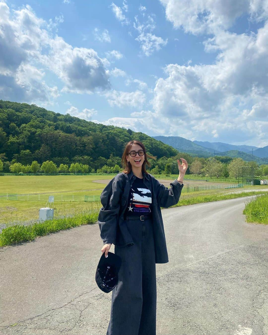 滝沢カレンさんのインスタグラム写真 - (滝沢カレンInstagram)「だいすきな北海道に行ってきました🌳✨  広くて優雅でどこで瞬きしても緑と空を吸い込める北海道が大好きです♡  自分の目が最大のコピー機になればいいのにと✨  そんなゆったりした胸板で来た人を楽しめてくれる山々や空、花々や食べ物がたまらなく幸せでした☺️💕  森の中にある小さな町に色のついた池を見たり行ったりどこに立っても自分を今日のまるで主役にしてくれような背景がたっぷり溢れていました🍜  おそらく相当胃袋にご迷惑かけたので、 しばらくは胃を第一に生活しなおしてまた機会があれば負担かけますが世話になりたいです😂  深呼吸として持って帰ってきた空気を楽しみながら、また東京も楽しみます☺️☀️」5月29日 22時51分 - takizawakarenofficial