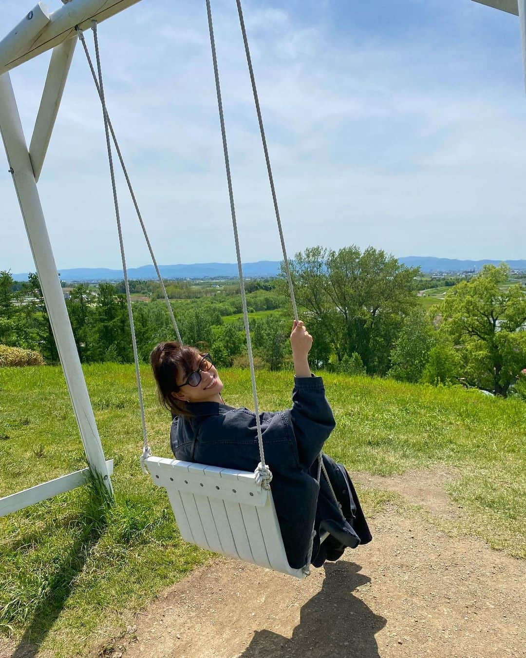 滝沢カレンさんのインスタグラム写真 - (滝沢カレンInstagram)「だいすきな北海道に行ってきました🌳✨  広くて優雅でどこで瞬きしても緑と空を吸い込める北海道が大好きです♡  自分の目が最大のコピー機になればいいのにと✨  そんなゆったりした胸板で来た人を楽しめてくれる山々や空、花々や食べ物がたまらなく幸せでした☺️💕  森の中にある小さな町に色のついた池を見たり行ったりどこに立っても自分を今日のまるで主役にしてくれような背景がたっぷり溢れていました🍜  おそらく相当胃袋にご迷惑かけたので、 しばらくは胃を第一に生活しなおしてまた機会があれば負担かけますが世話になりたいです😂  深呼吸として持って帰ってきた空気を楽しみながら、また東京も楽しみます☺️☀️」5月29日 22時51分 - takizawakarenofficial