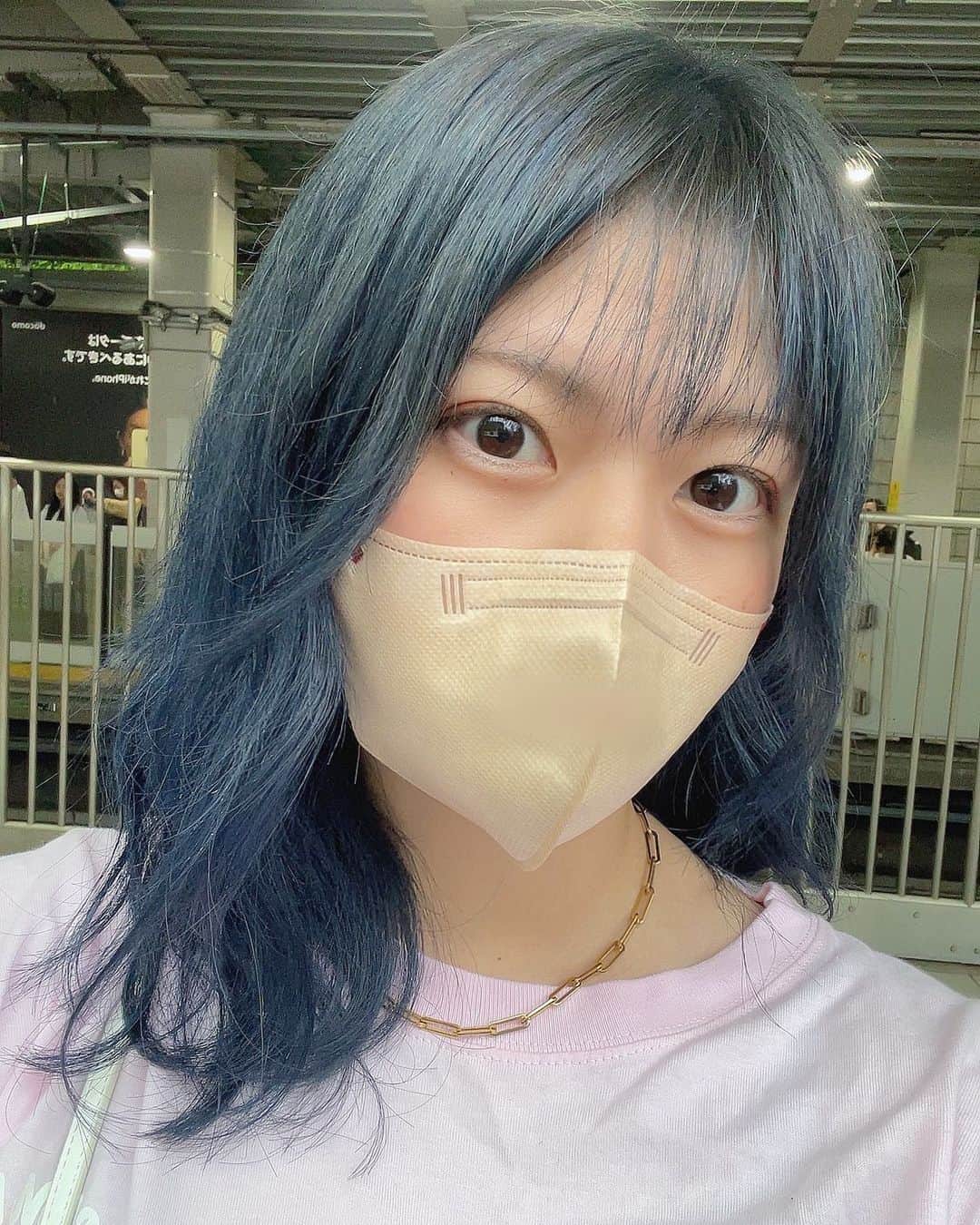 梅咲遥のインスタグラム：「どうしても青やりたかったんだ🪼🛜🩵 湿気死してるけど( ᐪ ᐪ )💧 やっぱりやりたい髪色をやろうって思った今日この頃。サイコーー🫨💙  #ヘアカラー  #tofu #原宿」