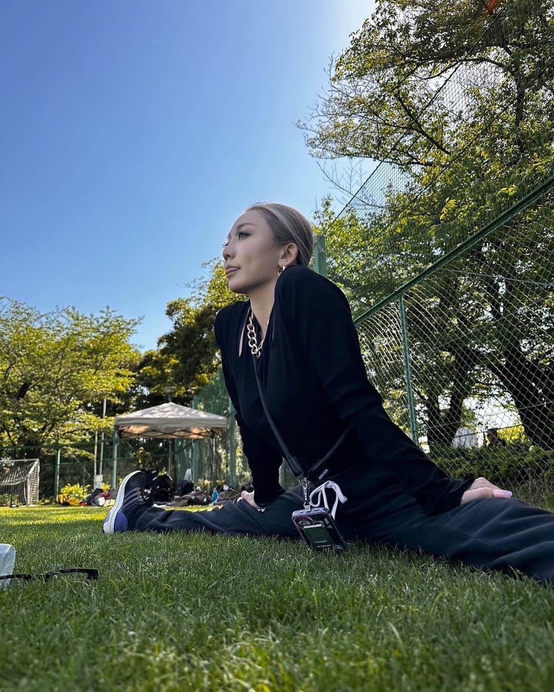 倖田來未のインスタグラム：「. あーーー 梅雨入りしてしまったねー泣 天気悪いと気圧で頭が痛くなるからきついよー泣 天気の良い日に日向ぼっこストレッチしたいです笑笑 ⁡ #kodakumi #倖田來未」