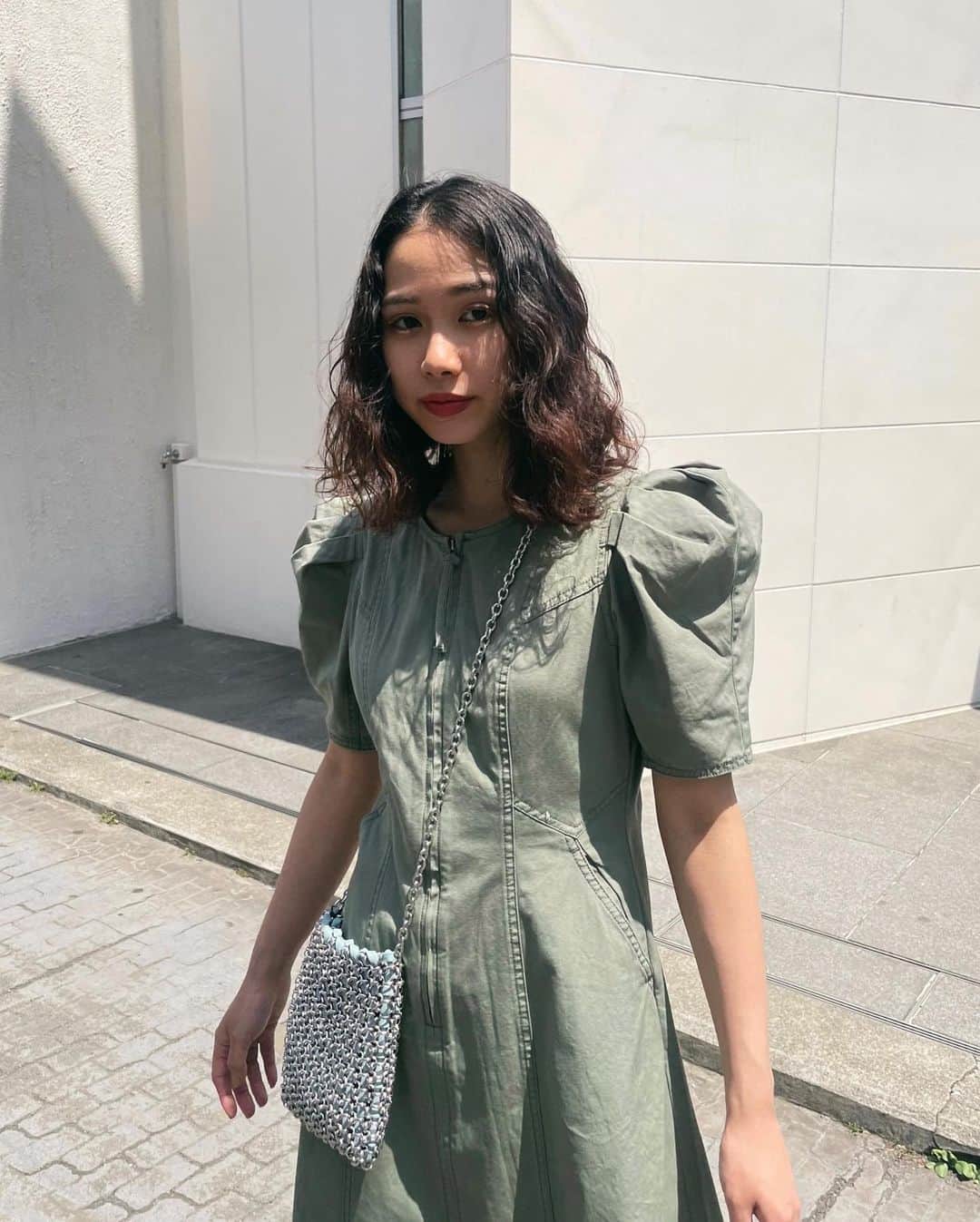 MOUSSY SNAPさんのインスタグラム写真 - (MOUSSY SNAPInstagram)「#MOUSSYSNAP @natsumi_watanabe_ 159cm  ・TUCK SLEEVE FIT DRESS(010GSW30-2410) ・METAL SHOULDER BAG(010GST51-1260) ・WESTERN BOOTS(010GSS52-1530) 全国のMOUSSY店舗／SHEL'TTER WEBSTORE／ZOZOTOWNにて発売中。  #MOUSSY」5月29日 22時53分 - moussysnap