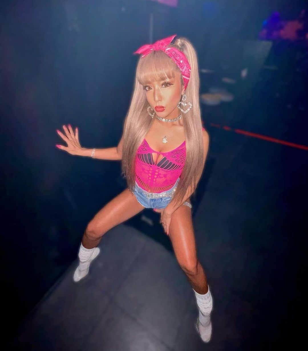 AMIIIIのインスタグラム：「. 黒肌×ネオンカラーって可愛い👱🏽‍♀️💓 . . . . #club#nightclub#gogodancer#dancer#costume#workout#clubvizel#shibuya#クラブ#ゴーゴーダンサー#ダンサー#筋トレ#筋トレ女子#美容#コスチューム#ビゼル#デニム#黒肌女子#渋谷」