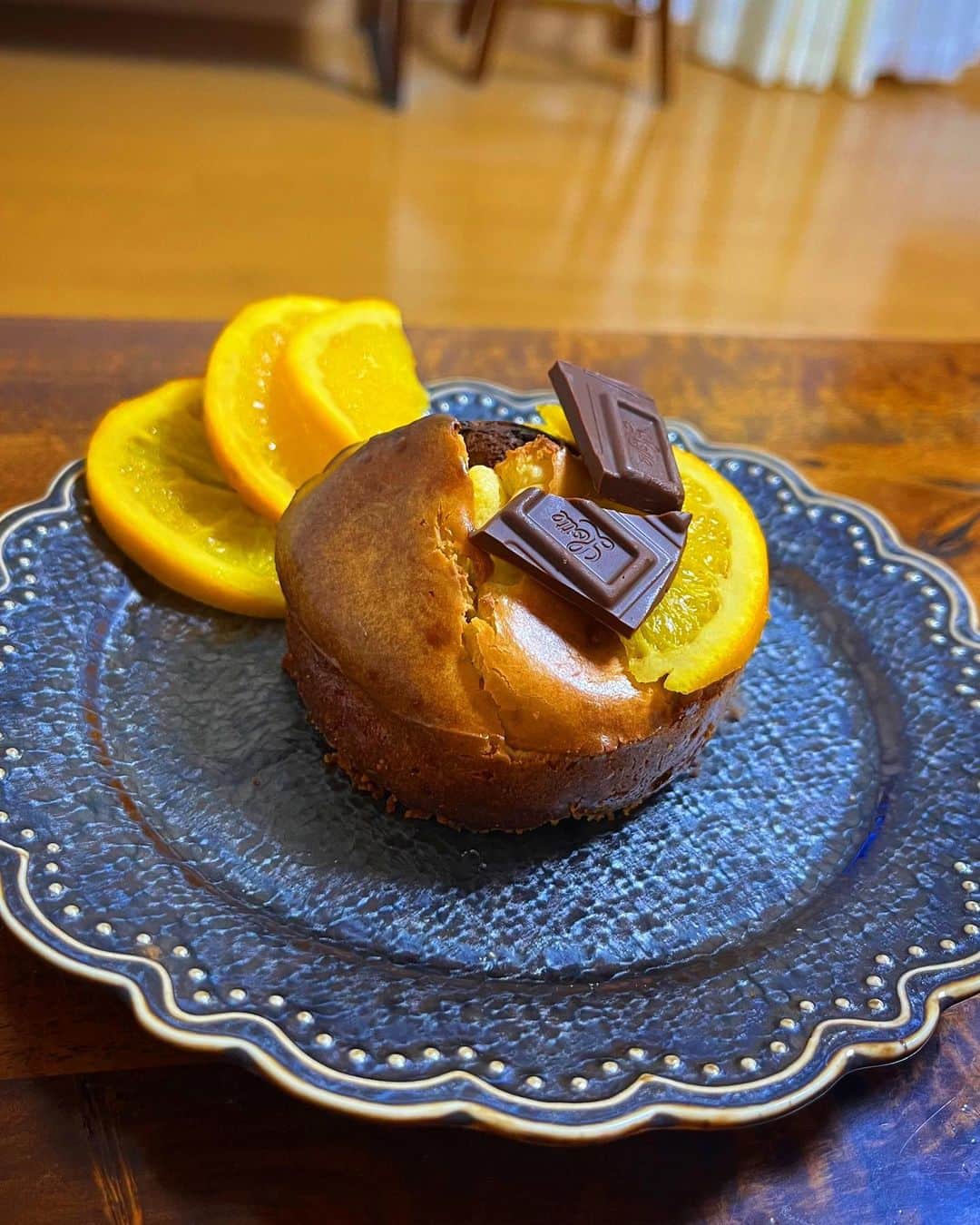 のインスタグラム：「1人分チーズケーキ。　 甘く煮たオレンジと、チョコを添えてみました。  余っていた60gのクリームチーズに合わせて、お砂糖も卵も小麦粉も、きっかり1人分の分量でつくりました。とっても気持ちがよかったです。  ラケルのパンみたいでかわいいでしょ？ ただ全部目分量なので、もう2度とつくれないんです…。  #チーズケーキ #お菓子 #祥子のお菓子」