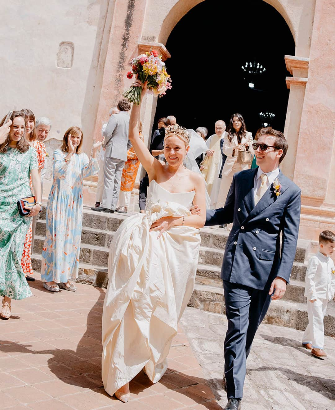 British Vogueさんのインスタグラム写真 - (British VogueInstagram)「Dagmar Brown and Paul Malle moved to Mexico City two months into their relationship, getting married a year later in Oaxaca. Click the link in bio for a closer look at Dagmar’s Elizabethan-inspired gown and tiara, and the couple’s reception overlooking the agave-dotted desert and blue mountains.  Photographed by @Orqui/Sirena Verada Studio.」5月29日 23時01分 - britishvogue