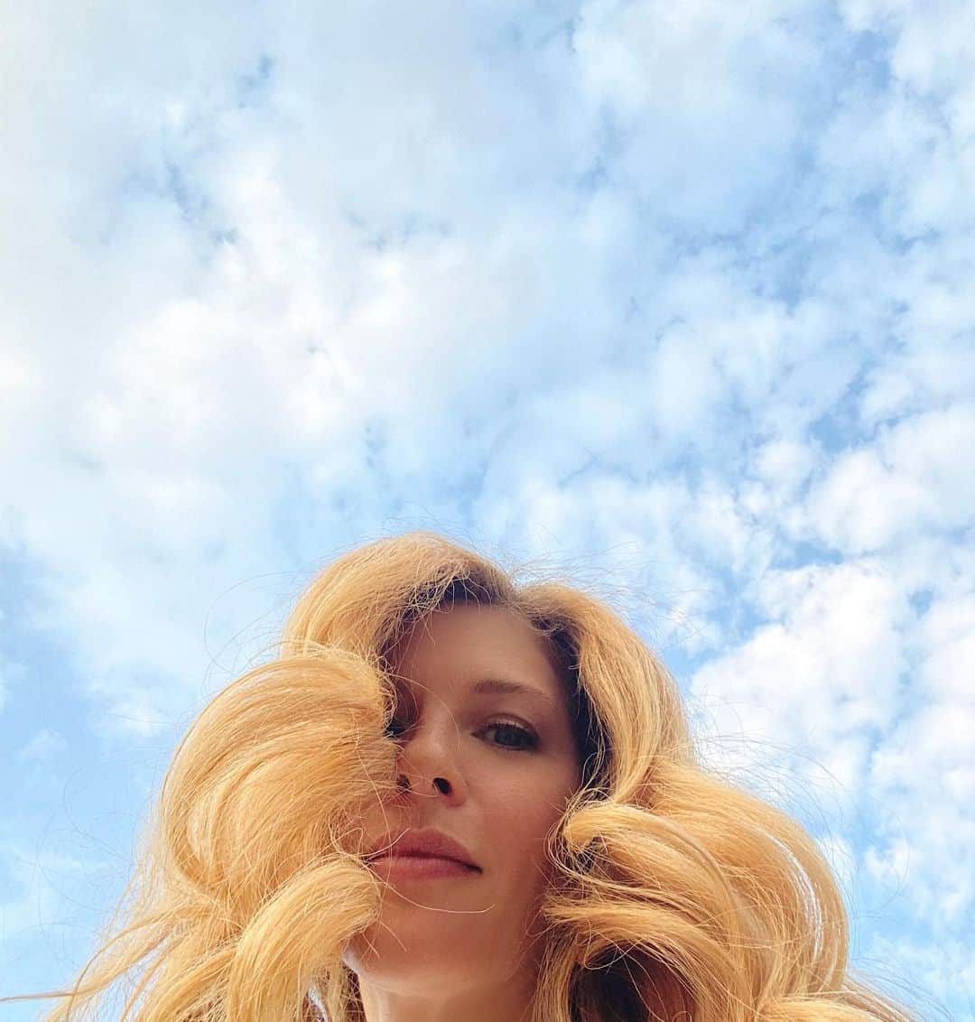 レイチェル・レフィブレのインスタグラム：「The sun always rises. Feel it all, live out loud, don’t let other people narrate your story.」