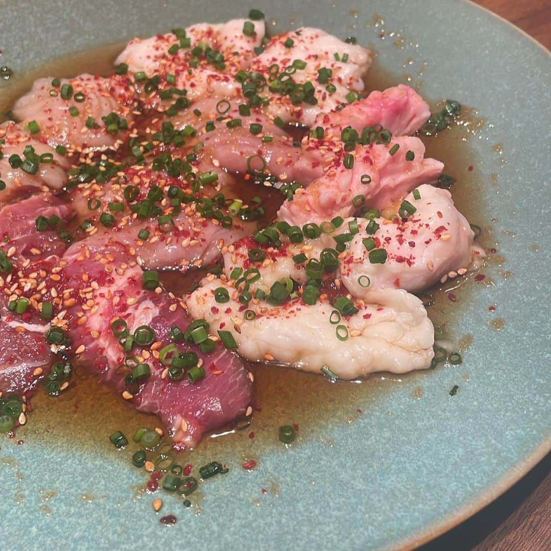 山﨑愛麻さんのインスタグラム写真 - (山﨑愛麻Instagram)「人気焼肉店「うしごろ」の新業態 『焼肉ホルモンうしごろ 銀座店』に 行ってきました！✨✨  頼んだもの ◽︎コリコリ大根キムチ ◽︎上ミノ刺しヤンニョム和え ◽︎チョレギサラダ ◽︎塩もつ煮込み ◽︎ウルテ刺し九条ねぎ添え ◽︎極上月見ハツユッケ ◽︎極みのタン（薄切り） ◽︎名物！ホルモン盛り合わせ（醤油） ◽︎とろけるロース ◽︎石焼きホルモンガーリックライス ◽︎本日のアイス  正直どれ食べても本当に全部美味しかったです🥹💞  九条ネギがたっぷりのったウルテ刺しは 個人的に食感も味もどストライク❣️  ホルモン盛り合わせも7種類楽しめるのでマストです😌✨ それから1枚目のとろけるロースもおすすめです！！ 名前の通りとろっとろのお肉をさっと炙って レアの状態でお米に乗せてくれます🥹 お腹いっぱいでもぺろっと食べれちゃいました🥹💞  味はもちろん、コスパも雰囲気も最高で 普段使いや女子会、デートにも使えるので是非！✨✨  ⠀  ⠀  ⠀  ⠀  #焼肉ホルモンうしごろ銀座店　#ホルモンうしごろ #うしごろ　#ushigoro　#焼肉　#銀座ホルモン　#銀座焼肉 #東京焼肉 #銀座ディナー #東京ディナー」5月30日 20時00分 - ema_yamazaki