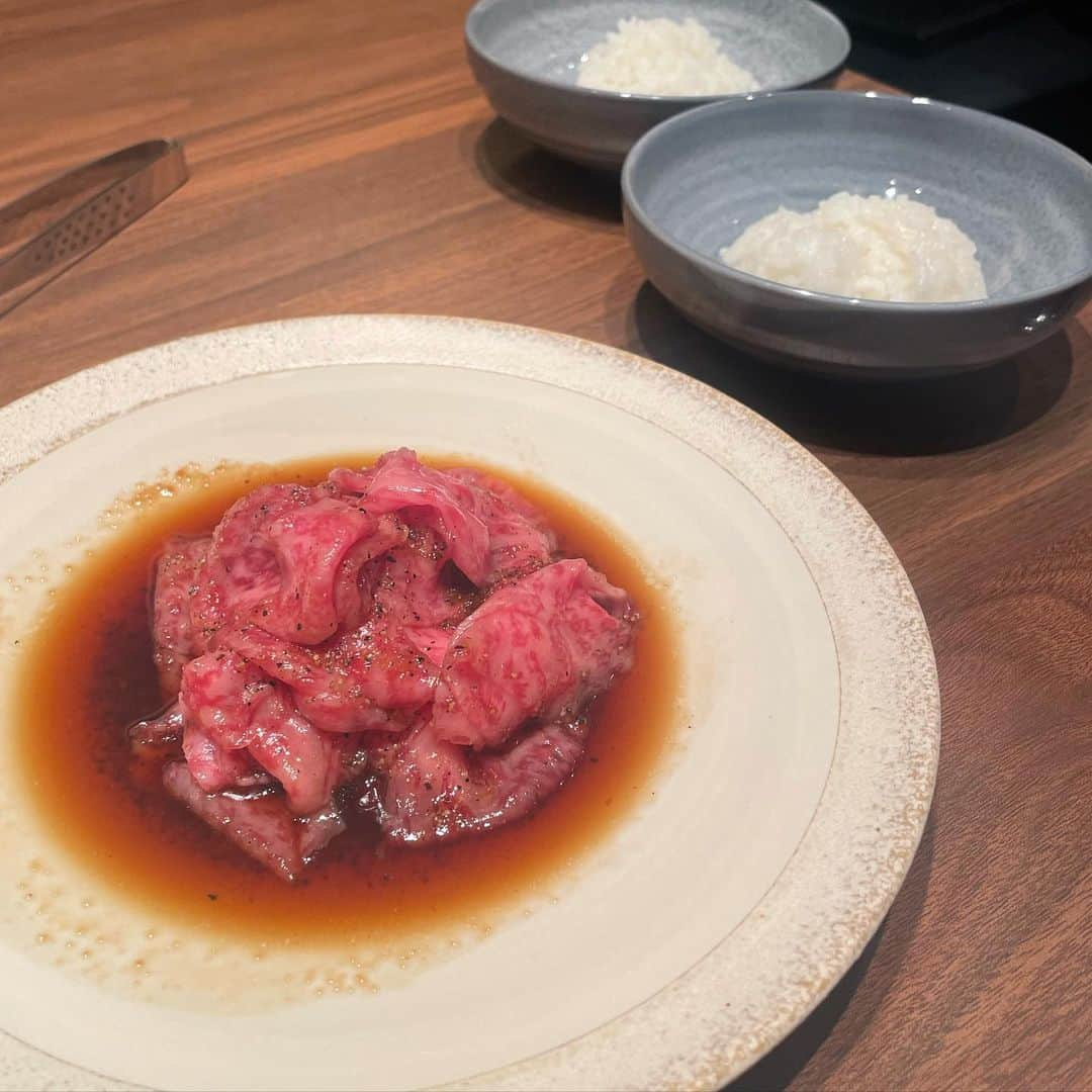 山﨑愛麻さんのインスタグラム写真 - (山﨑愛麻Instagram)「人気焼肉店「うしごろ」の新業態 『焼肉ホルモンうしごろ 銀座店』に 行ってきました！✨✨  頼んだもの ◽︎コリコリ大根キムチ ◽︎上ミノ刺しヤンニョム和え ◽︎チョレギサラダ ◽︎塩もつ煮込み ◽︎ウルテ刺し九条ねぎ添え ◽︎極上月見ハツユッケ ◽︎極みのタン（薄切り） ◽︎名物！ホルモン盛り合わせ（醤油） ◽︎とろけるロース ◽︎石焼きホルモンガーリックライス ◽︎本日のアイス  正直どれ食べても本当に全部美味しかったです🥹💞  九条ネギがたっぷりのったウルテ刺しは 個人的に食感も味もどストライク❣️  ホルモン盛り合わせも7種類楽しめるのでマストです😌✨ それから1枚目のとろけるロースもおすすめです！！ 名前の通りとろっとろのお肉をさっと炙って レアの状態でお米に乗せてくれます🥹 お腹いっぱいでもぺろっと食べれちゃいました🥹💞  味はもちろん、コスパも雰囲気も最高で 普段使いや女子会、デートにも使えるので是非！✨✨  ⠀  ⠀  ⠀  ⠀  #焼肉ホルモンうしごろ銀座店　#ホルモンうしごろ #うしごろ　#ushigoro　#焼肉　#銀座ホルモン　#銀座焼肉 #東京焼肉 #銀座ディナー #東京ディナー」5月30日 20時00分 - ema_yamazaki