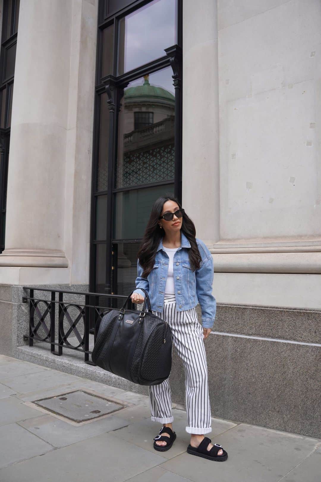 River Islandさんのインスタグラム写真 - (River IslandInstagram)「@ooliviamiller showing us just how it is looking chic on-the-go.  #ImWearingRI #Linkinbio to shop  Summer style Summer outfit Casual style Monochrome  Canvas Shopper - 756328」5月29日 23時12分 - riverisland
