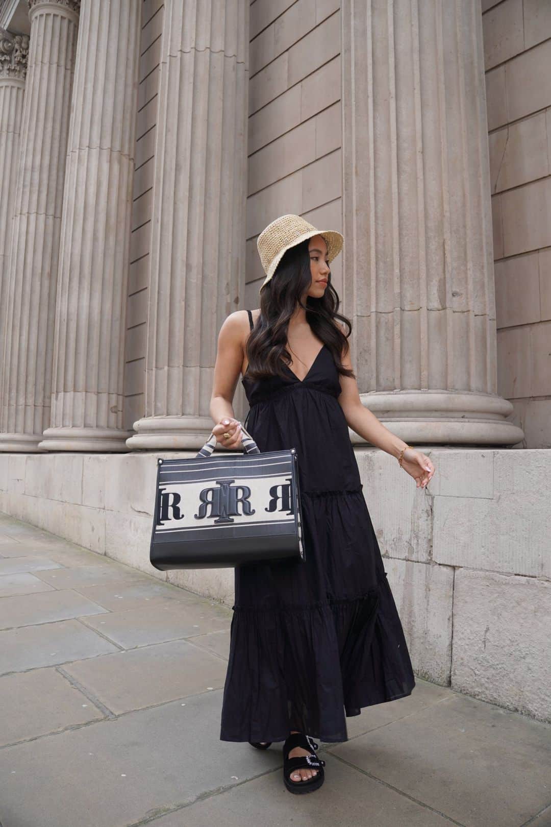 River Islandさんのインスタグラム写真 - (River IslandInstagram)「@ooliviamiller showing us just how it is looking chic on-the-go.  #ImWearingRI #Linkinbio to shop  Summer style Summer outfit Casual style Monochrome  Canvas Shopper - 756328」5月29日 23時12分 - riverisland