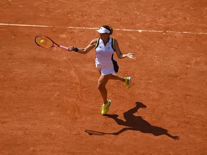 アナスタシア・パブリュチェンコワのインスタグラム：「Movin’ onto R2 🙏🏻😈❤️‍🔥Allez @rolandgarros   📸 Julien Crosnier / FFT」