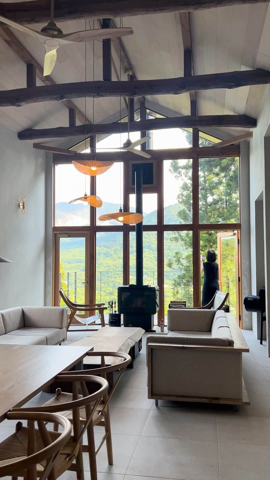 のインスタグラム：「retreat trip in Hakone Japan🌿 箱根の会員制貸別荘に仲良し4家族で温泉旅♨️ 目の前に大涌谷を望む贅沢な景色を独り占めし、温泉や本格サウナを満喫♨️ 1日1組限定のプライベートな空間で特別な滞在になりました✨  —— 📍神奈川県 箱根町/ Hakone, Kanagawa  ⛺️ #andalbumHAKONE　@andalbum.hakone  🗓2023.5 ——  #箱根旅行 #貸別荘 #サウナ付き貸別荘 #andalbum箱根 #andalbum #hakone #hakonejapan #ad #LOVETABI」