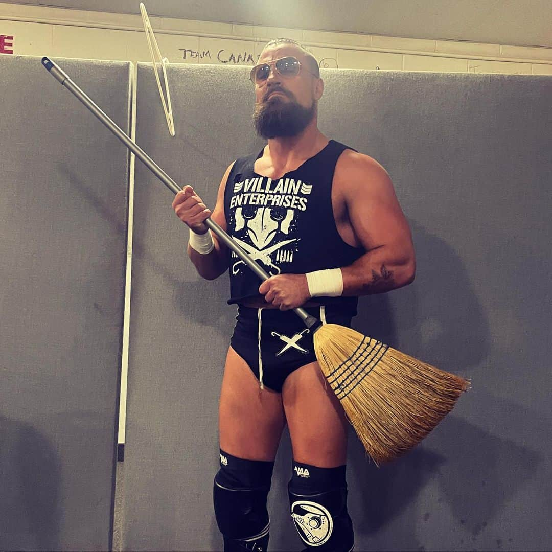 マーティ・スカルさんのインスタグラム写真 - (マーティ・スカルInstagram)「When in Canada… 🧹」5月29日 23時24分 - martyscurll