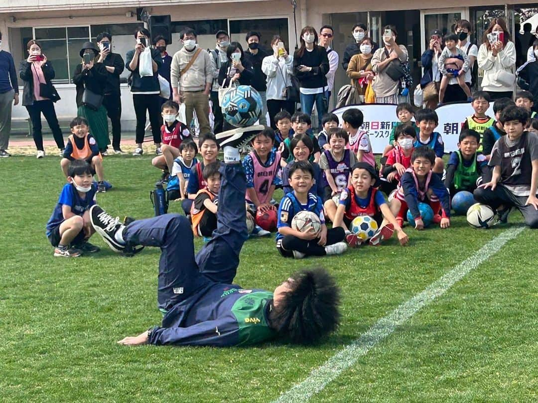 横田陽介さんのインスタグラム写真 - (横田陽介Instagram)「3/21 朝日新聞＆城彰二 ジュニアサッカースクール in 前橋  アシスタントコーチとして群馬へ行って来ました。たくさんの子ども達とサッカーしたり、フリースタイルフットボールのパフォーマンスをしたり⚽️ 良い時間でした😊  城さん、古Pさん、田中さん、五十嵐さん、お誘い頂きありがとうございました〜🙏 皆さん、サッカー指導の現場へのお誘いお待ちしてます😁  #フリースタイルフットボール」5月29日 23時16分 - yosukeyokota