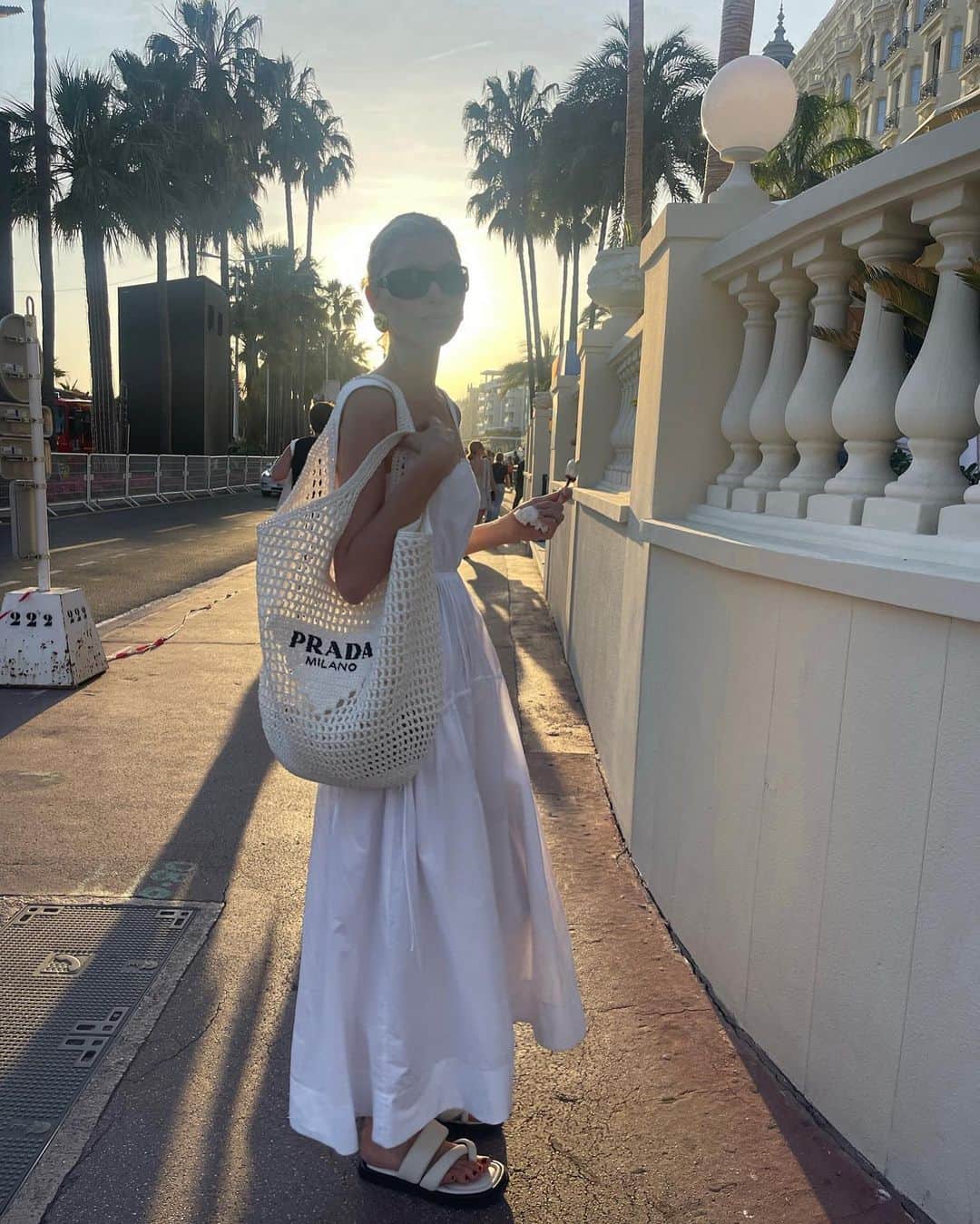エルザ・ホスクのインスタグラム：「Cannes camera roll 🐋🕊🐚☀️🍡🍰🏊‍♂️🚤🏖」