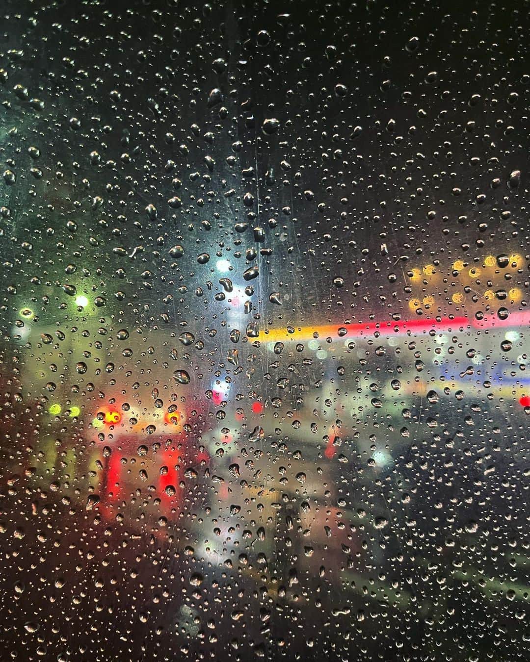 高橋春織さんのインスタグラム写真 - (高橋春織Instagram)「【white noise】☔️  ビニール傘に ぶつかってくる雨の音が 心地よい音だって 気がついてから 雨も良い演出してくれるじゃない 好き！となりました  #rainy #whitenoise」5月29日 23時22分 - haoringo_official