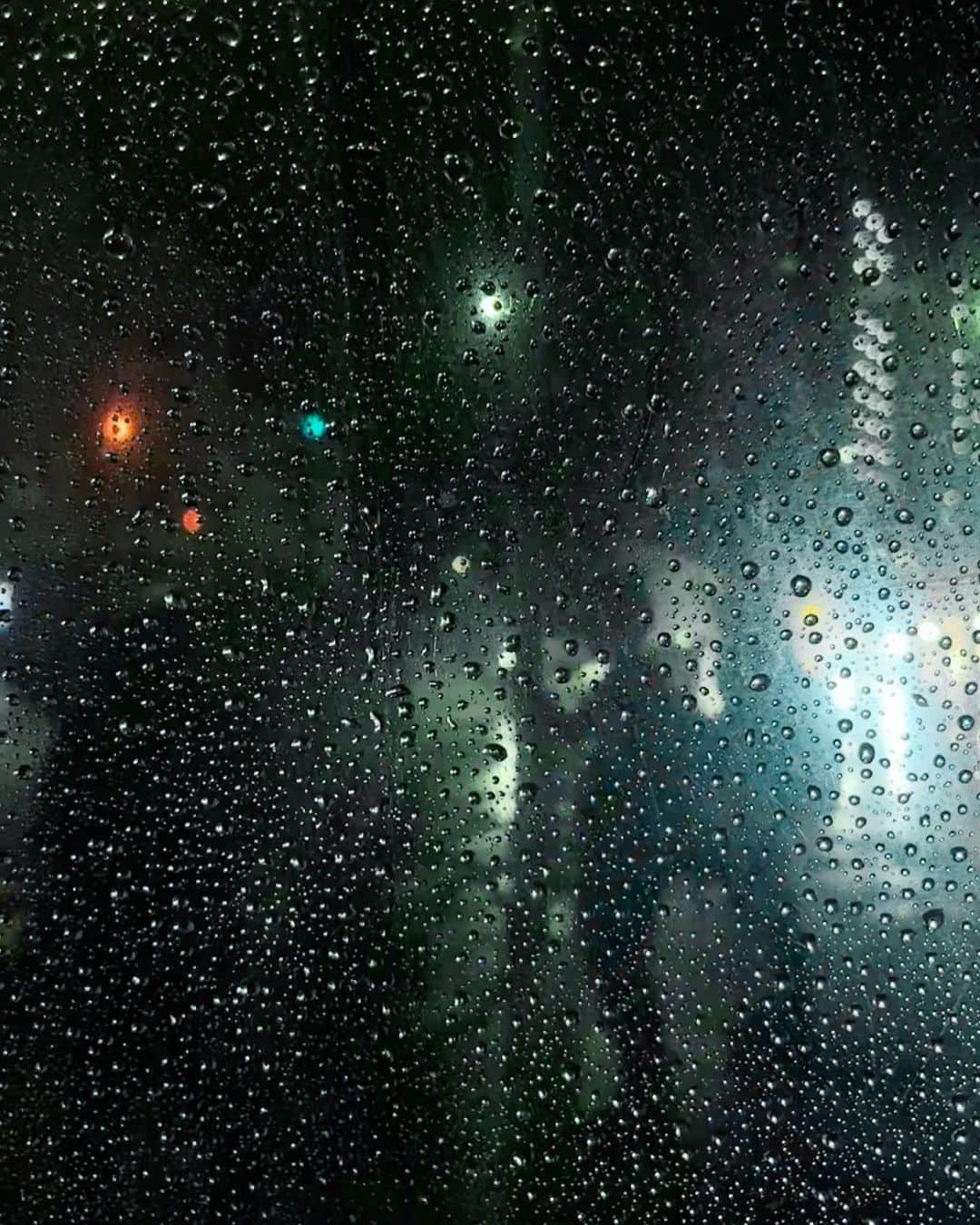 高橋春織のインスタグラム：「【white noise】☔️  ビニール傘に ぶつかってくる雨の音が 心地よい音だって 気がついてから 雨も良い演出してくれるじゃない 好き！となりました  #rainy #whitenoise」