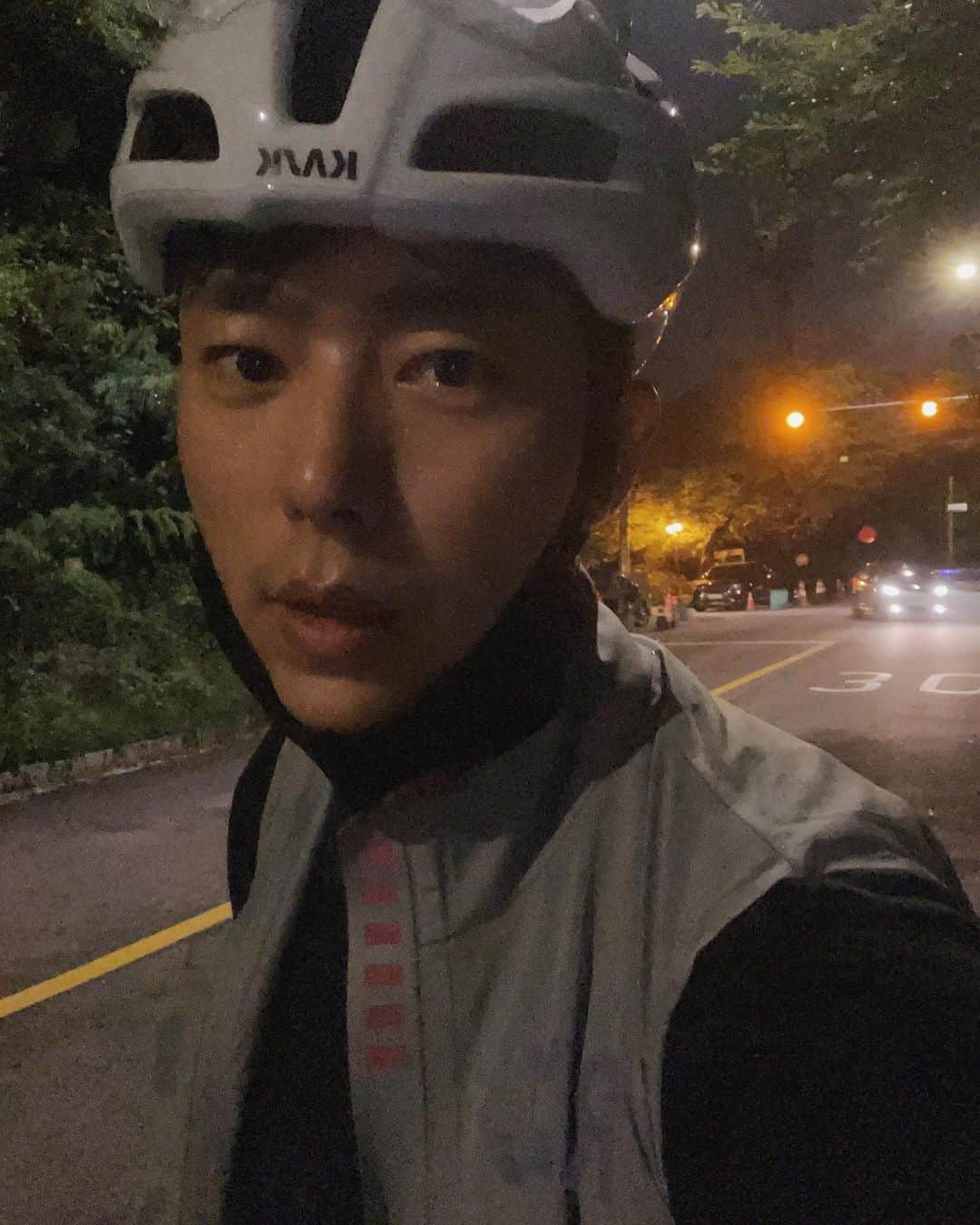 ユン・ヒョンミンのインスタグラム：「라이딩하기 좋은 날 🚲」