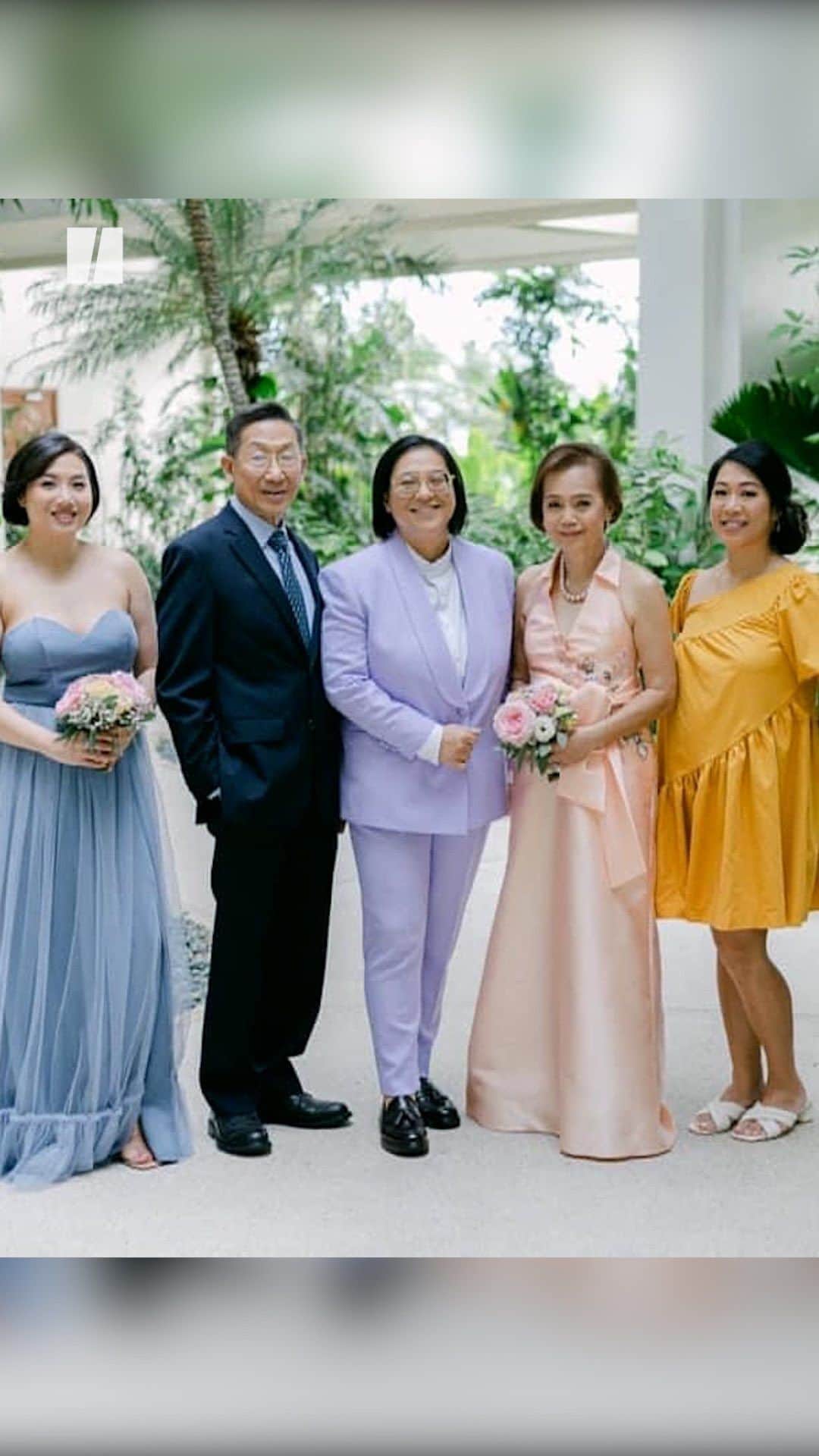 Huffington Postのインスタグラム：「When Sheena Yap Chan thinks of her parents Dickson and Didie, the first word that comes to mind is “brave.” Her conservative Chinese parents embraced her oldest sister, Phoebe, after she came out to them. “Coming out as a gay Asian person is not always easy. When you come out to your parents, you get one or the other — it’s either they’ll accept you or they’ll disown you,” says Chan whose parents always encouraged their children to show up as their true self. “To anyone out there who feels like they’re still hiding, I hope this story can give you hope.”  Chan is the founder and host of the award-winning podcast called “The Tao of Self-Confidence.” She has a book out of the same name that teaches Asian women how to move beyond trauma and tap into their joy so that they can shine as leaders in today’s world. More at our link in bio.  📷 Wedding photos credit: Paopao Sanchez」