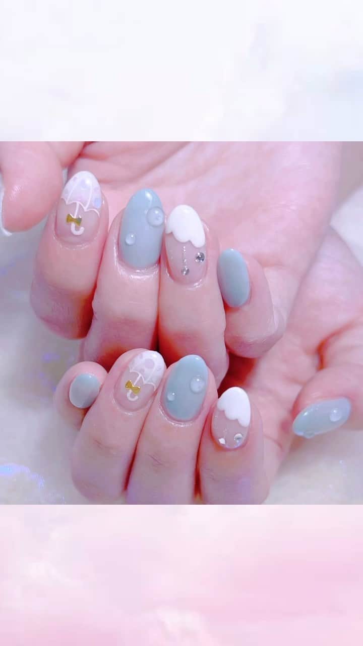 なかやまちえこのインスタグラム：「傘と水滴ネイル☂️⠀ ⠀ @pregel.jp シアーホワイト⠀ @kimacat_betty リッチホワイト⠀ PREXY リボンパーツ⠀ 水滴はPREGEL スカルプandトップ⠀ ⠀ #nail #nails #nailart #ネイル #美甲 #ネイルアート  #japanesenailart #manucure #japanesenails #manicurist #gelnails #أظافر #네일아트 #미용  #เพ้นท์เล็บ #artedeuñas #เพ้นท์เล็บเจล #ジェルネイルデザイン #ネイルデザイン #nagelkunst #梅雨ネイル #水滴ネイル #傘ネイル」