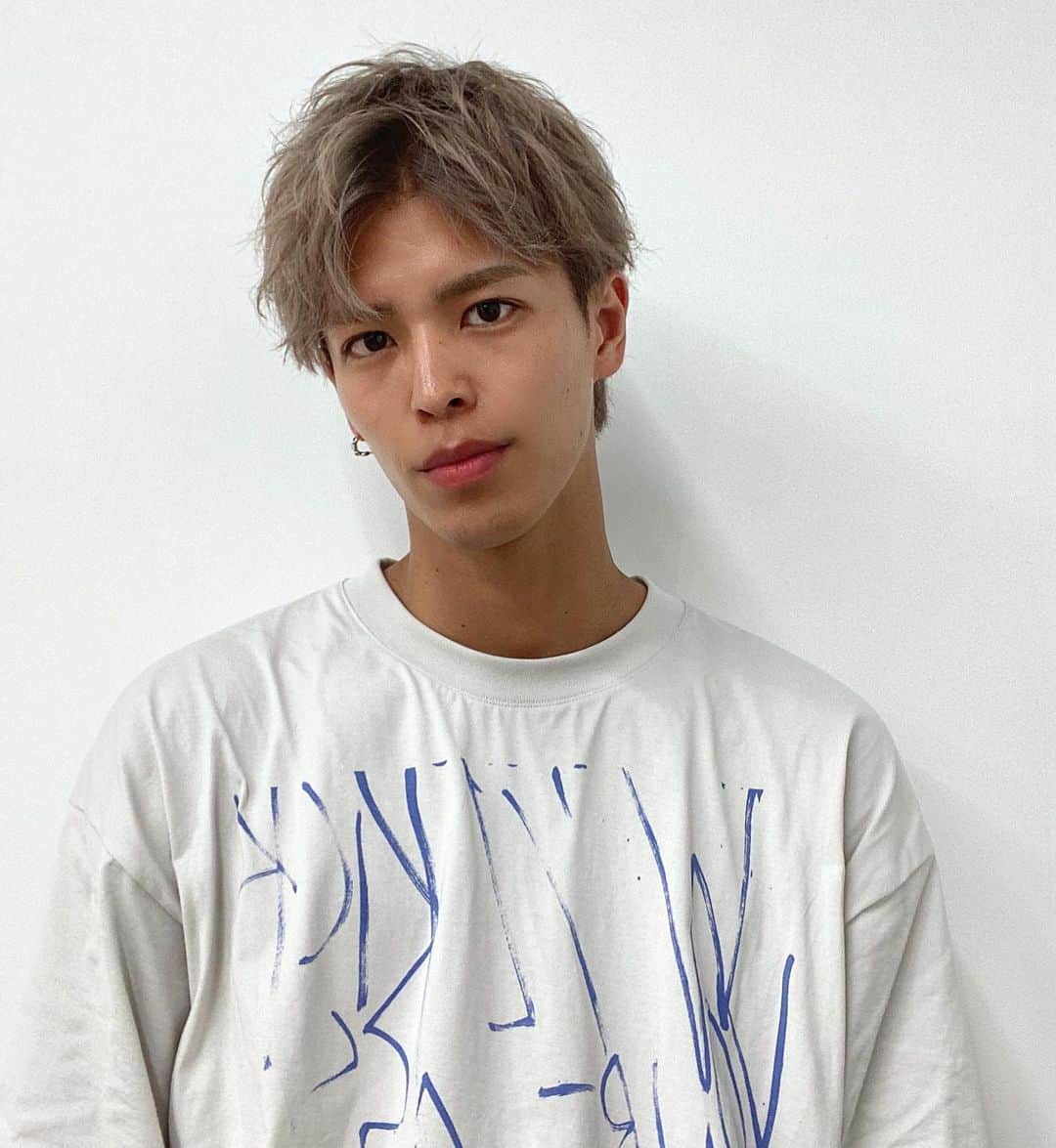 のインスタグラム：「伸び散らかした髪がさっぱり✂︎ 色も綺麗に入れてもらって満足！  @lipps_akiyamanaoto さんの紹介でLIPPS梅田ロフト店へ！ ありがとうございました！ @lipps_morishitashohei」