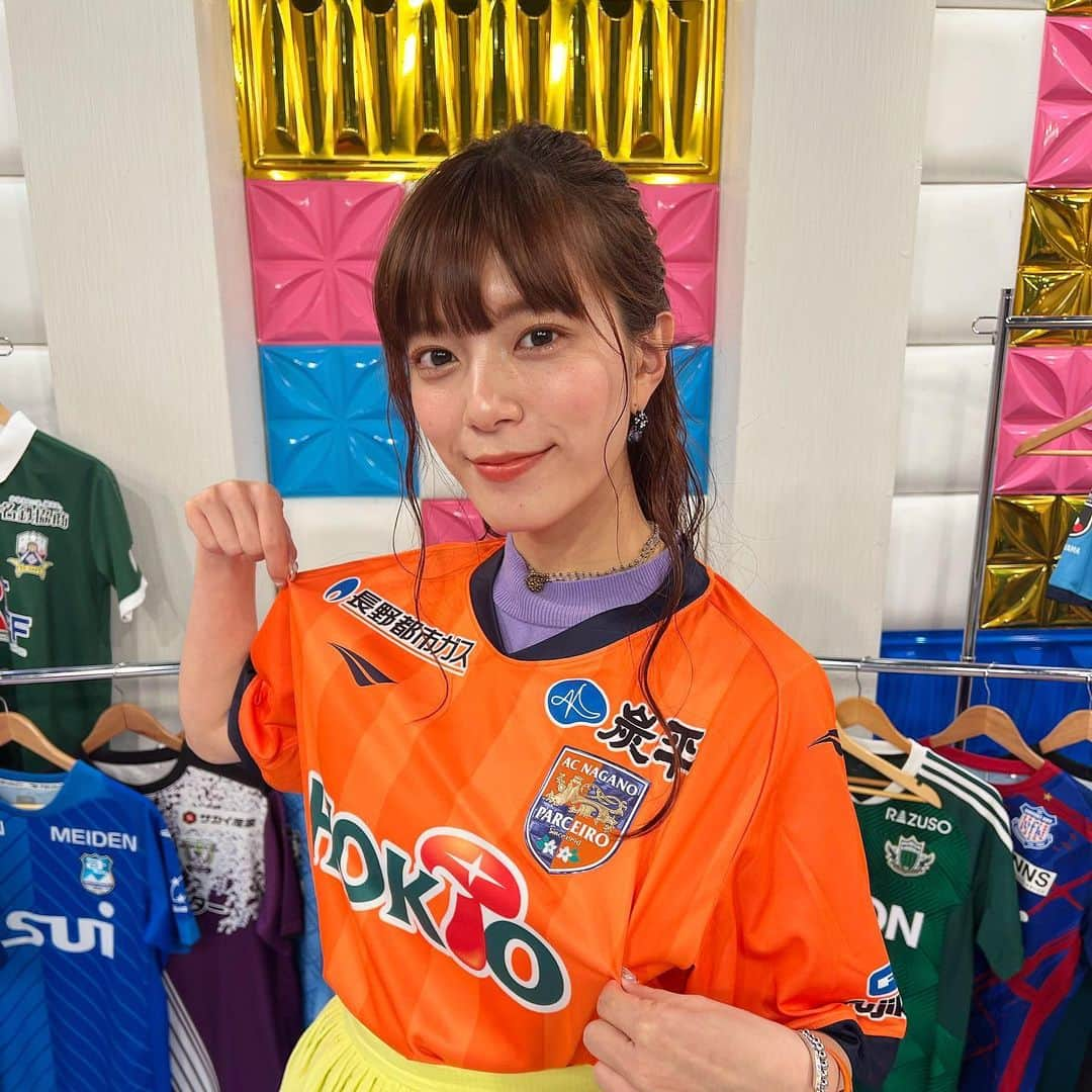 三谷紬さんのインスタグラム写真 - (三谷紬Instagram)「🧡💙 #AC長野パルセイロ のユニフォーム。 マスコットのライオーくん、 かなり可愛かったです🥺🤍 ライオー神社、お参りしに伺いたいです。 * #AC#長野#パルセイロ#soccer#football#サッカー#nagano#ライオー#神社#勝利#願う#マスコット#ユニフォーム#ユニフォーム女子#uniform#ユニフォームコーデ#テレビ朝日#アナウンサー#三谷紬」5月29日 23時41分 - mitani_tsumugi