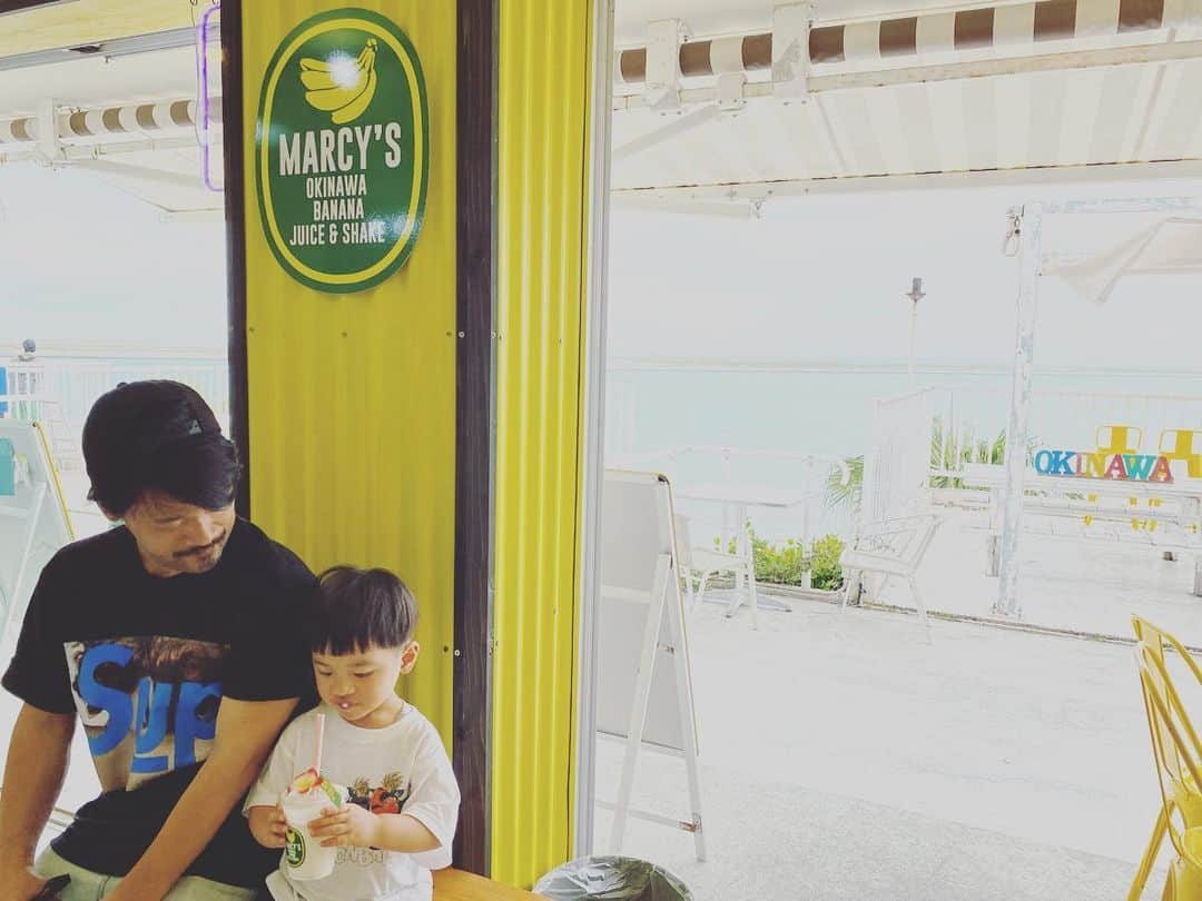 石川龍さんのインスタグラム写真 - (石川龍Instagram)「自分一人でできることが増えてきて、理解できることも増えてきて。多分だからこそもどかしくて悔しくて「イヤイヤ」が激しくなりつつある。 そんな息子と一緒の沖縄旅行。 道中、あまりにワガママが酷くて、生まれてこれまでなかったくらい厳しく叱りつけたりもした。 まだ3歳にもならない息子に対して、どんな叱り方、躾の仕方が正しいのか正直良くわからないし、まだ自信もないのだけど。親として一緒に成長しながら自分なりのメッセージを伝えていかねばなと改めて感じたのでした。」5月29日 23時37分 - slow_night