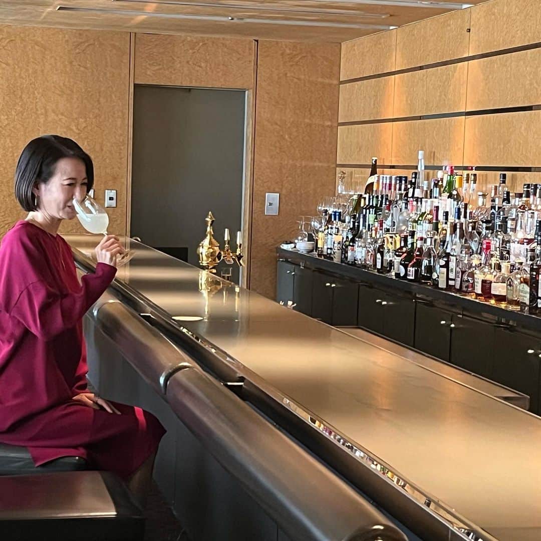 馬場典子さんのインスタグラム写真 - (馬場典子Instagram)「ホテルオークラ神戸のメインバー「エメラルド」で美味しいカクテルを色々と頂きました！ と言っても、仕事です（笑）  バーについてお話した様子が、皆さまの目に触れるのは少し先になりそうですが、オークラホテルズ&リゾーツ会報誌「和らぎ」vol.45に掲載されています。  いま、バーの楽しみ方は広がっているようです♪  #ホテルオークラ神戸 #バーの楽しみ方 #馬場典子 #ばばちゃんネル」5月29日 23時48分 - baba_channel
