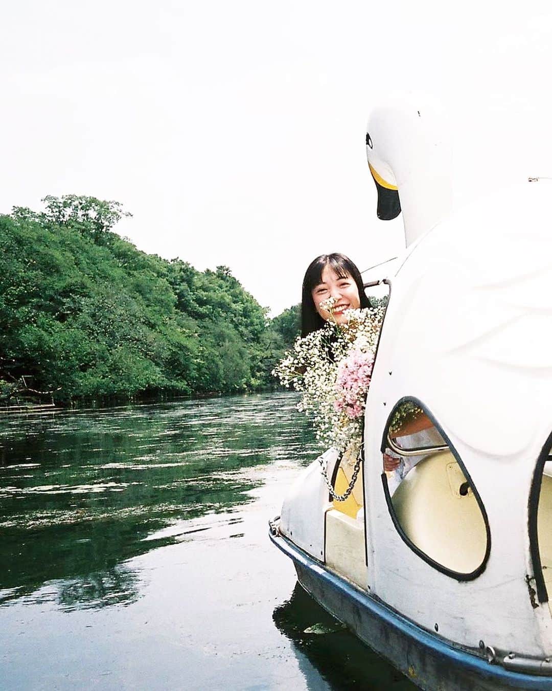 永原真夏のインスタグラム：「🦢🌲🌲🛸💐」