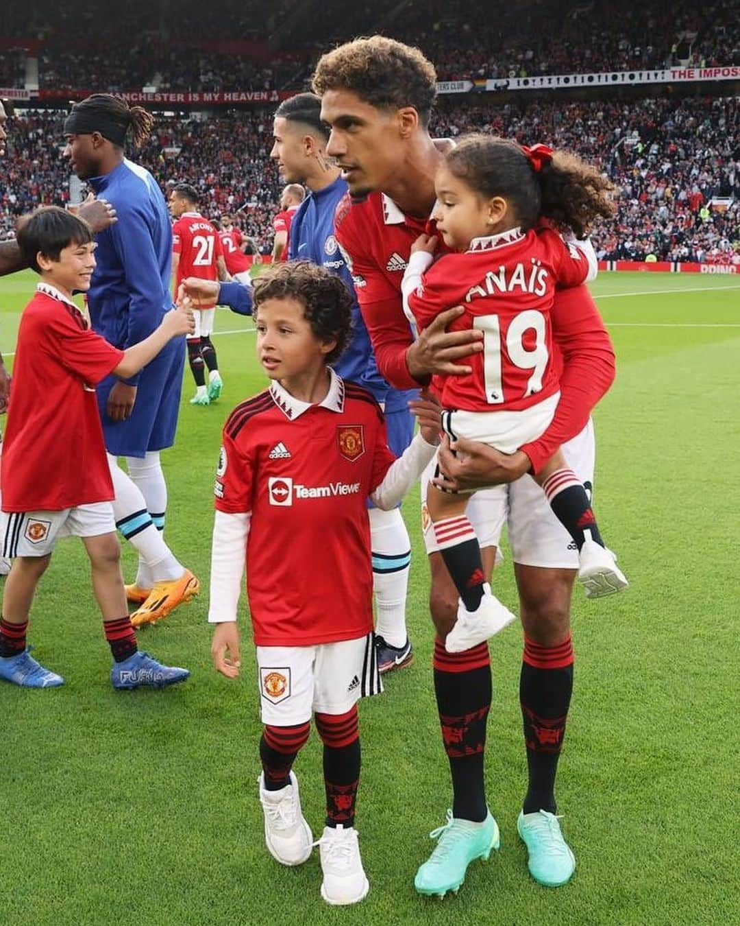 ラファエル・ヴァラーヌのインスタグラム：「Champions League. Where this club belongs. A season of successes, learnings and building. The support both home and away has been incredible. One cup final to go, let’s finish strong together at Wembley 😁 #MUFC」