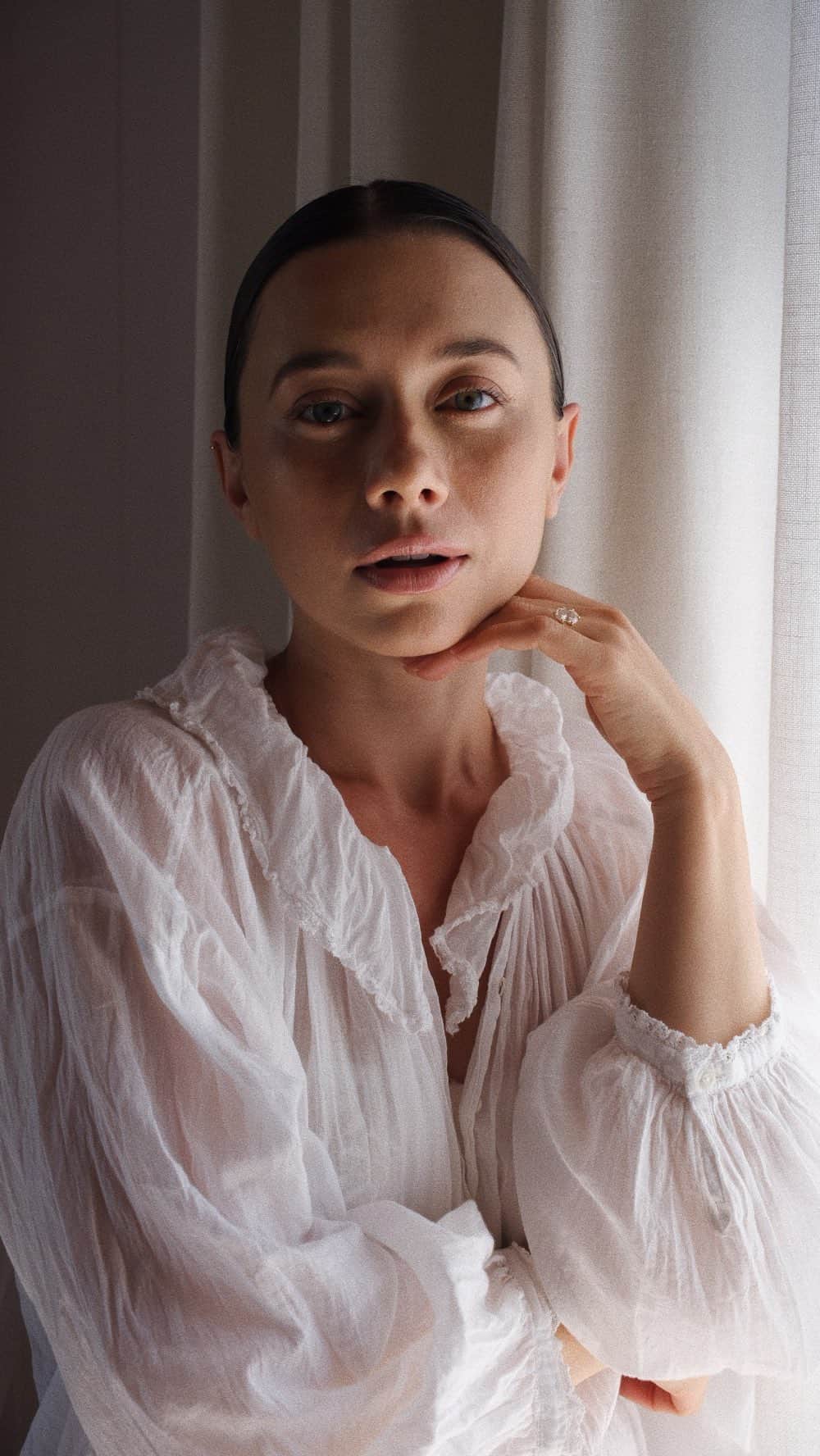 オレーシャ・ルーリンのインスタグラム：「My every day makeup routine 🤍 that covers my post baby malasma and hyperpigmentation. Clean beauty brands I love !   Foundation: @kosas  Concealer: @kosas  Second foundation: @merit  Bronzer: @merit  Blush: @victoriabeckhambeauty  Eye shadow: @victoriabeckhambeauty  Mascara @victoriabeckhambeauty Lips: @roenbeauty  Lip liner: @charlottetilbury  Eyebrow pencil: @archesandhalos」