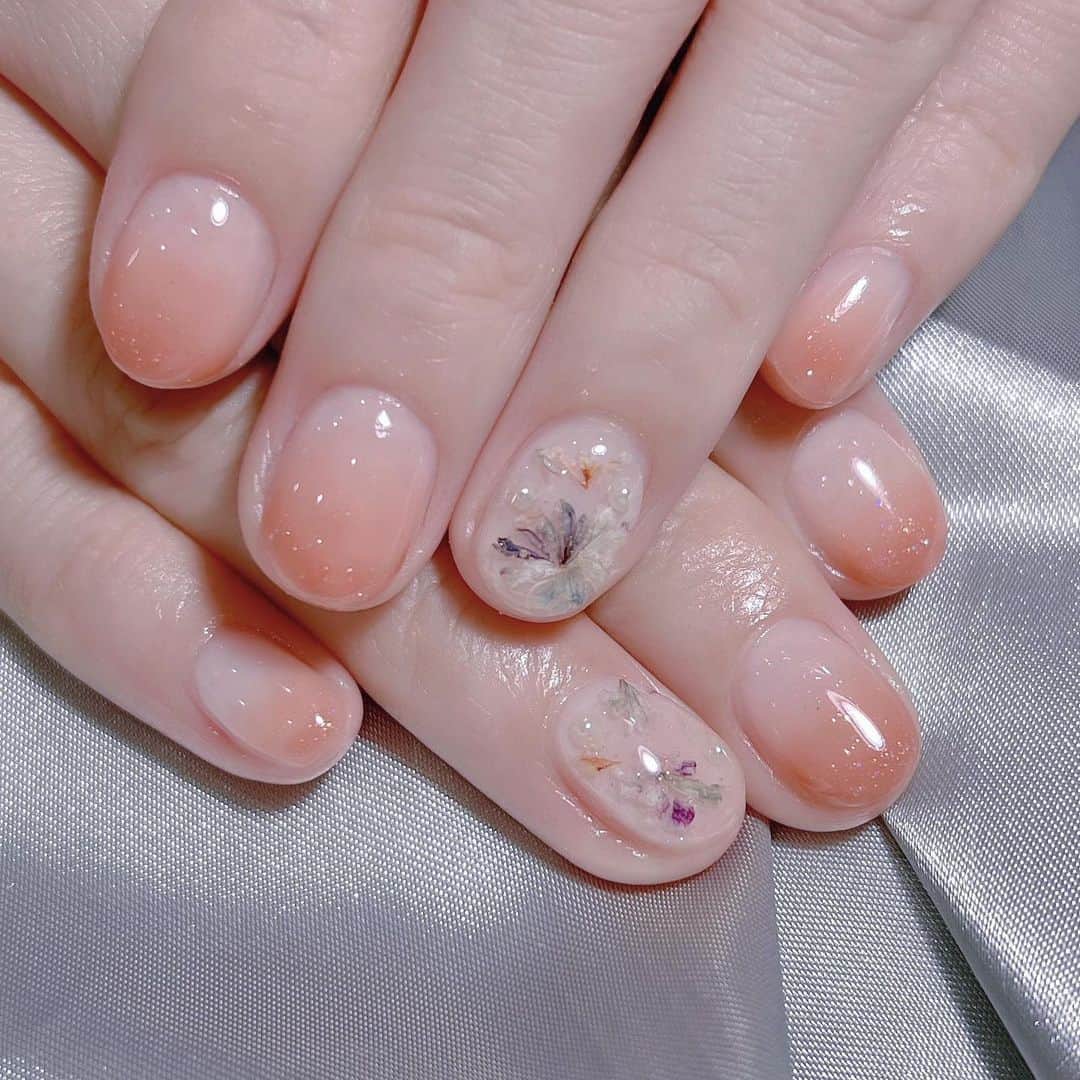 なかやまちえこのインスタグラム：「押し花ネイル💅⠀ ⠀ @terachan0804 ちゃん⠀ #nail #nails #nailart #ネイル #美甲 #ネイルアート  #japanesenailart #manucure #japanesenails #manicurist #gelnails #أظافر #네일아트 #미용  #เพ้นท์เล็บ #artedeuñas #เพ้นท์เล็บเจล #ジェルネイルデザイン #ネイルデザイン #nagelkunst #押し花ネイル」