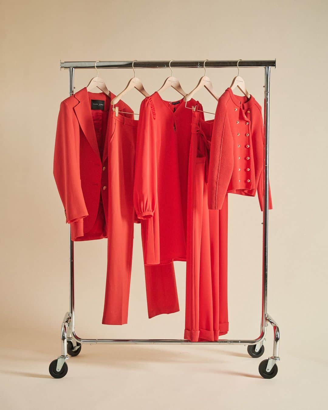 タラジャーモンのインスタグラム：「Spotted : Red Fever 🔥  #tarajarmon #fashion #PE23 #newin」