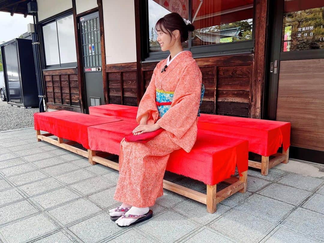 田中杏樹さんのインスタグラム写真 - (田中杏樹Instagram)「先日、米沢に帰った際に YouTubeの撮影をして来ました💓 地元のたくさんの方々にご協力を頂いて、 本当に楽しく撮影をする事ができました！😊 ありがとうございます！ 優しい人達に溢れていて、改めて 米沢の良さを感じた日でした🤲  この素敵な着物は、米沢の 和庭(なごみてい)さんで、 着付け体験ができるという事で、 選んで着させて頂きました🌸 米沢織の伝統的な着物と、 山形の県花である紅花のような 綺麗なオレンジ色がとっても素敵でした🥰  編集するのがとっても楽しみ♪ 公開したら皆さんもぜひ見てくださいね☺️💕  #撮影#山形県米沢市#紅花#米沢織#和庭#上杉伯爵亭#上杉神社#着物#米織」5月30日 0時08分 - tanaka_anju