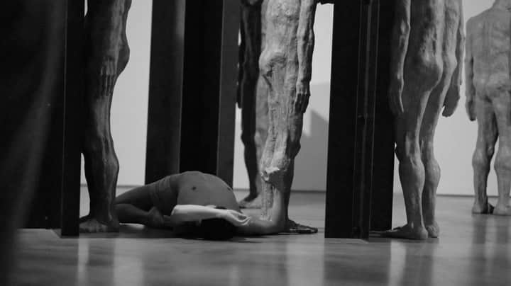 ユジョン のインスタグラム：「<The Human>  권요셉 행위예술 개인전 2023.5.23, 5.27  @gallery_simon  @souju_company」