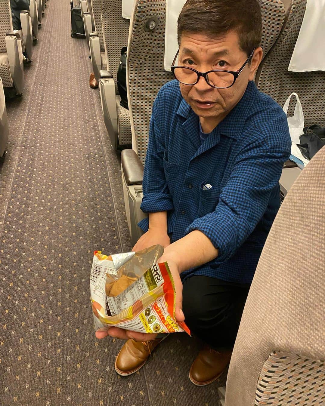 井上聡さんのインスタグラム写真 - (井上聡Instagram)「毎度お馴染みの明石家電視台の収録後の帰りの新幹線の光景になります。  車内の前の方からヒソヒソと声が聞こえてきたので覗いてみると、いつも通り、さんまさん、松尾伴内さん、河本がお菓子を囲んで楽しそうにしていました。  そのお菓子はエースコインといっていろんな時代のお金の形をしたビスケットが入っており、その中から当たり枠の3種類を引けたらラッキー！というものです。  それをさんまさんを筆頭に、ひとりづつ順番に律儀に目をつぶって「おまえは何が出た？」「なにそれ！？めっちゃいいやつちゃうか！？」 とはしゃいでます。  しかし残念ながら全員、老眼なのでビスケットがよく見えておらず、ほとんど当てずっぽうで喜んでおられました。  そして状況がわかってない蛍原さんも呼ばれて引かされたあげく「ああ、これはあかんやつやな」と言われてました。 とてもかわいそうです。  もうすぐ68歳になろうとする方がここまではしゃいでいるなんてエースコインを作った方々は本望ではないでしょうか？  #エースコインビスケット #明石家電視台 #最後のほうは、さんまさんは中身をよく見ながら選んで当たりを引き「やったー！！」とすごく喜ばれておられましたが、全員ただただ見つめることしかできませんでした。 #蛍原さん #松尾伴内さん #明石家さんまさん #日本を明るくしている人 #子供向けのお菓子」5月30日 0時09分 - _ino__