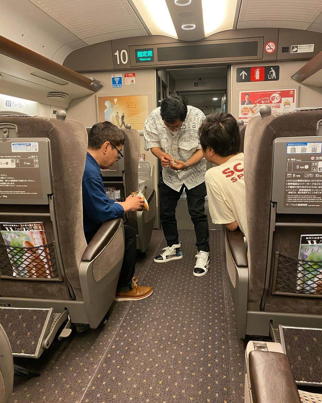 井上聡さんのインスタグラム写真 - (井上聡Instagram)「毎度お馴染みの明石家電視台の収録後の帰りの新幹線の光景になります。  車内の前の方からヒソヒソと声が聞こえてきたので覗いてみると、いつも通り、さんまさん、松尾伴内さん、河本がお菓子を囲んで楽しそうにしていました。  そのお菓子はエースコインといっていろんな時代のお金の形をしたビスケットが入っており、その中から当たり枠の3種類を引けたらラッキー！というものです。  それをさんまさんを筆頭に、ひとりづつ順番に律儀に目をつぶって「おまえは何が出た？」「なにそれ！？めっちゃいいやつちゃうか！？」 とはしゃいでます。  しかし残念ながら全員、老眼なのでビスケットがよく見えておらず、ほとんど当てずっぽうで喜んでおられました。  そして状況がわかってない蛍原さんも呼ばれて引かされたあげく「ああ、これはあかんやつやな」と言われてました。 とてもかわいそうです。  もうすぐ68歳になろうとする方がここまではしゃいでいるなんてエースコインを作った方々は本望ではないでしょうか？  #エースコインビスケット #明石家電視台 #最後のほうは、さんまさんは中身をよく見ながら選んで当たりを引き「やったー！！」とすごく喜ばれておられましたが、全員ただただ見つめることしかできませんでした。 #蛍原さん #松尾伴内さん #明石家さんまさん #日本を明るくしている人 #子供向けのお菓子」5月30日 0時09分 - _ino__