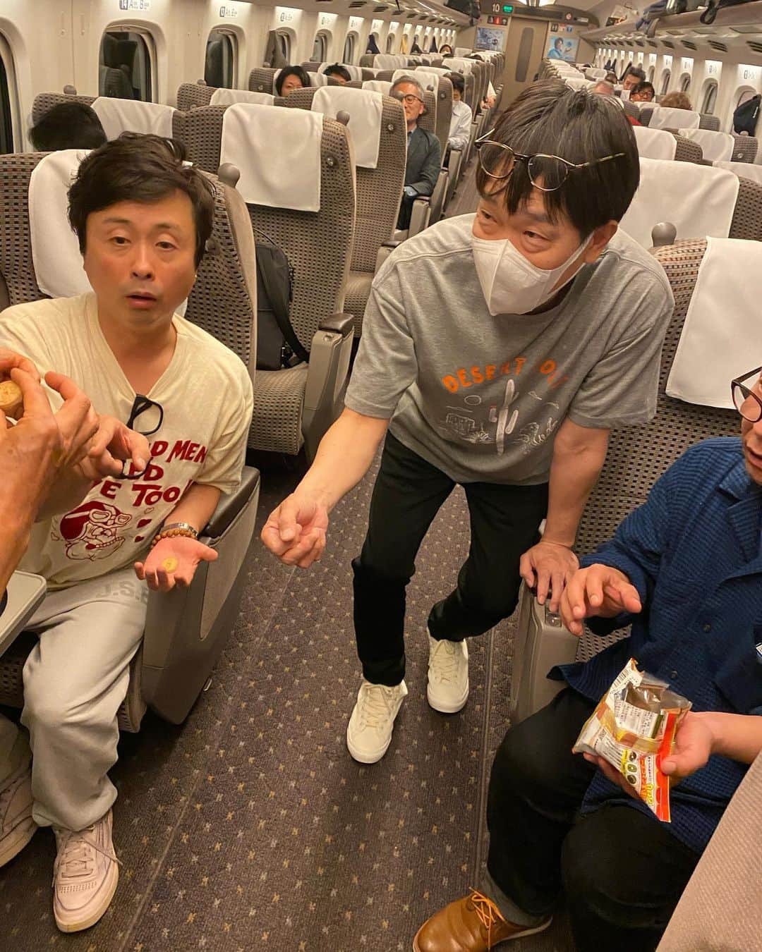 井上聡さんのインスタグラム写真 - (井上聡Instagram)「毎度お馴染みの明石家電視台の収録後の帰りの新幹線の光景になります。  車内の前の方からヒソヒソと声が聞こえてきたので覗いてみると、いつも通り、さんまさん、松尾伴内さん、河本がお菓子を囲んで楽しそうにしていました。  そのお菓子はエースコインといっていろんな時代のお金の形をしたビスケットが入っており、その中から当たり枠の3種類を引けたらラッキー！というものです。  それをさんまさんを筆頭に、ひとりづつ順番に律儀に目をつぶって「おまえは何が出た？」「なにそれ！？めっちゃいいやつちゃうか！？」 とはしゃいでます。  しかし残念ながら全員、老眼なのでビスケットがよく見えておらず、ほとんど当てずっぽうで喜んでおられました。  そして状況がわかってない蛍原さんも呼ばれて引かされたあげく「ああ、これはあかんやつやな」と言われてました。 とてもかわいそうです。  もうすぐ68歳になろうとする方がここまではしゃいでいるなんてエースコインを作った方々は本望ではないでしょうか？  #エースコインビスケット #明石家電視台 #最後のほうは、さんまさんは中身をよく見ながら選んで当たりを引き「やったー！！」とすごく喜ばれておられましたが、全員ただただ見つめることしかできませんでした。 #蛍原さん #松尾伴内さん #明石家さんまさん #日本を明るくしている人 #子供向けのお菓子」5月30日 0時09分 - _ino__