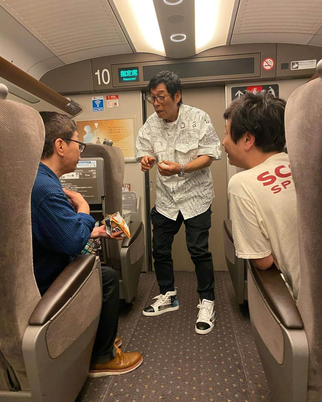 井上聡さんのインスタグラム写真 - (井上聡Instagram)「毎度お馴染みの明石家電視台の収録後の帰りの新幹線の光景になります。  車内の前の方からヒソヒソと声が聞こえてきたので覗いてみると、いつも通り、さんまさん、松尾伴内さん、河本がお菓子を囲んで楽しそうにしていました。  そのお菓子はエースコインといっていろんな時代のお金の形をしたビスケットが入っており、その中から当たり枠の3種類を引けたらラッキー！というものです。  それをさんまさんを筆頭に、ひとりづつ順番に律儀に目をつぶって「おまえは何が出た？」「なにそれ！？めっちゃいいやつちゃうか！？」 とはしゃいでます。  しかし残念ながら全員、老眼なのでビスケットがよく見えておらず、ほとんど当てずっぽうで喜んでおられました。  そして状況がわかってない蛍原さんも呼ばれて引かされたあげく「ああ、これはあかんやつやな」と言われてました。 とてもかわいそうです。  もうすぐ68歳になろうとする方がここまではしゃいでいるなんてエースコインを作った方々は本望ではないでしょうか？  #エースコインビスケット #明石家電視台 #最後のほうは、さんまさんは中身をよく見ながら選んで当たりを引き「やったー！！」とすごく喜ばれておられましたが、全員ただただ見つめることしかできませんでした。 #蛍原さん #松尾伴内さん #明石家さんまさん #日本を明るくしている人 #子供向けのお菓子」5月30日 0時09分 - _ino__