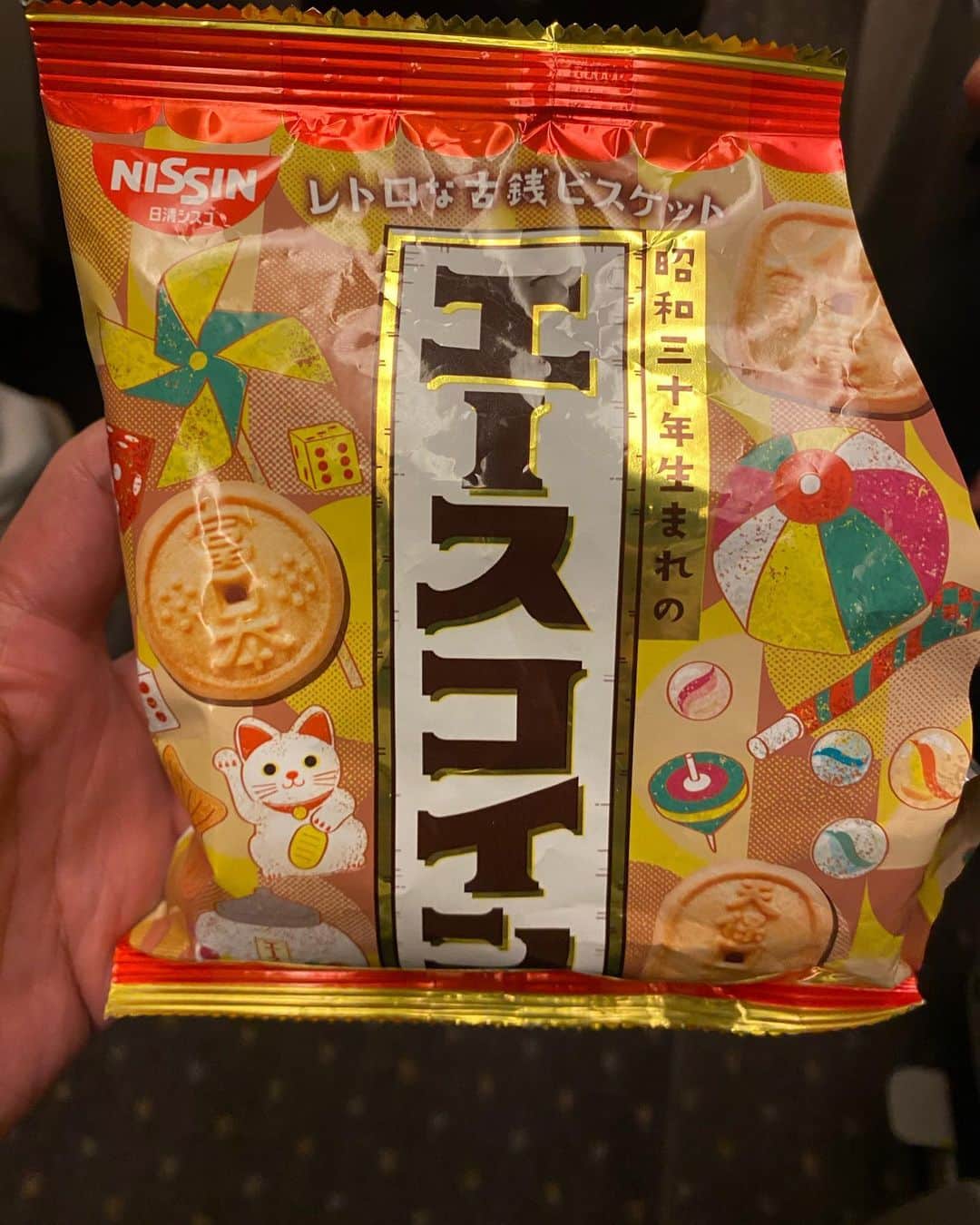井上聡さんのインスタグラム写真 - (井上聡Instagram)「毎度お馴染みの明石家電視台の収録後の帰りの新幹線の光景になります。  車内の前の方からヒソヒソと声が聞こえてきたので覗いてみると、いつも通り、さんまさん、松尾伴内さん、河本がお菓子を囲んで楽しそうにしていました。  そのお菓子はエースコインといっていろんな時代のお金の形をしたビスケットが入っており、その中から当たり枠の3種類を引けたらラッキー！というものです。  それをさんまさんを筆頭に、ひとりづつ順番に律儀に目をつぶって「おまえは何が出た？」「なにそれ！？めっちゃいいやつちゃうか！？」 とはしゃいでます。  しかし残念ながら全員、老眼なのでビスケットがよく見えておらず、ほとんど当てずっぽうで喜んでおられました。  そして状況がわかってない蛍原さんも呼ばれて引かされたあげく「ああ、これはあかんやつやな」と言われてました。 とてもかわいそうです。  もうすぐ68歳になろうとする方がここまではしゃいでいるなんてエースコインを作った方々は本望ではないでしょうか？  #エースコインビスケット #明石家電視台 #最後のほうは、さんまさんは中身をよく見ながら選んで当たりを引き「やったー！！」とすごく喜ばれておられましたが、全員ただただ見つめることしかできませんでした。 #蛍原さん #松尾伴内さん #明石家さんまさん #日本を明るくしている人 #子供向けのお菓子」5月30日 0時09分 - _ino__