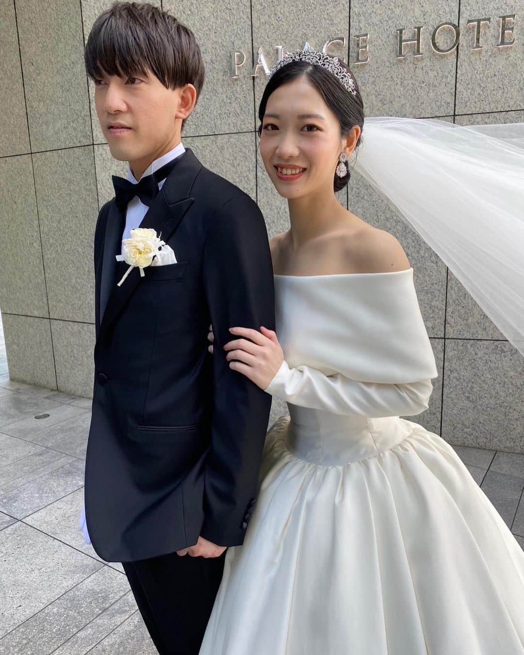 野口忍 hair make upさんのインスタグラム写真 - (野口忍 hair make upInstagram)「挙式シーン とても感動でした🫧  顔まわり、メイクも 雰囲気をガラリと変えて 3パターンチェンジ  ヘアメイクデザイン とても楽しかった☺️  最高に素敵な１日 本当におめでとうございました👏  ５月ももうおわり 新メンバー研修や ニューセルフフォト ブライダルメンテナンス 含めて これからも新郎新婦様の お洒落度を更にあげれるように サポートします  @atren.deu.salon @atren.deu.wedding @atren_deu_homme @yuno.hairmake @saito_katsuki @nobusuta @shunshun_tomato @number5_n5  ･･─･･─･･─･･─･･─･ #ブライダルメンテナンス #結婚式#前撮り#後撮り  ･･─･･─･･─･･─･･─･ ◽️ブライダルメンテナンス𝐌𝐄𝐍𝐔  ☑︎𝒃𝒓𝒊𝒅𝒂𝒍 𝒗𝒆𝒊𝒍 𝒄𝒐𝒍𝒐𝒓 　 透明感を出したい花嫁様は 【𝒃𝒓𝒊𝒅𝒂𝒍 𝒘 𝒄𝒐𝒍𝒐𝒓 】 透明感&立体感を出したい花嫁様は 【𝒃𝒓𝒊𝒅𝒂𝒍 𝒉𝒊𝒈𝒉𝒍𝒊𝒈𝒉𝒕 𝒄𝒐𝒍𝒐𝒓】  こちらで予約お願い致します。 　 ☑︎𝒃𝒓𝒊𝒅𝒂𝒍 𝒄𝒖𝒕  華やかなポニーテール、ハーフアップ、上品で洗練されたダウンスタイルをご希望の花嫁様。 モダンでタキシードに合わせたフォーマル、スタイリッシュなメンズヘアご希望の新郎様。  ☑︎𝒃𝒓𝒊𝒅𝒂𝒍 𝒕𝒓𝒆𝒂𝒕𝒎𝒆𝒏𝒕 　 ・ブライダルトリートメント ・ブライダル髪質改善トリートメント  　 ◽️使用スタイリング剤 　 【𝑨𝑻𝑹𝑬𝑵 𝑫𝑬𝑼 𝑺𝑯𝑨𝑴𝑷𝑶𝑶】  キューティクルを整え艶感を保つブライダルシャンプー  シャンプーのご購入はトップページより 　 ◽️サロンのご予約はこちらから @atren.deu.salon　 初めての方も是非一度ご相談下さい✨ ご予約大変埋まりやすいのでお早めにお願いします✨ 　  #花嫁美容#花嫁ヘアスタイル#結婚式#ブライダルヘアメイク#式場見学#二次会#ブーケ#お色直しヘア#外注ヘアメイク#アンダーズ花嫁 #ドレス迷子#プロポーズ#結婚指輪#パレス花嫁#東京會舘花嫁」5月30日 0時13分 - shinobunbunmaru_atren_deu