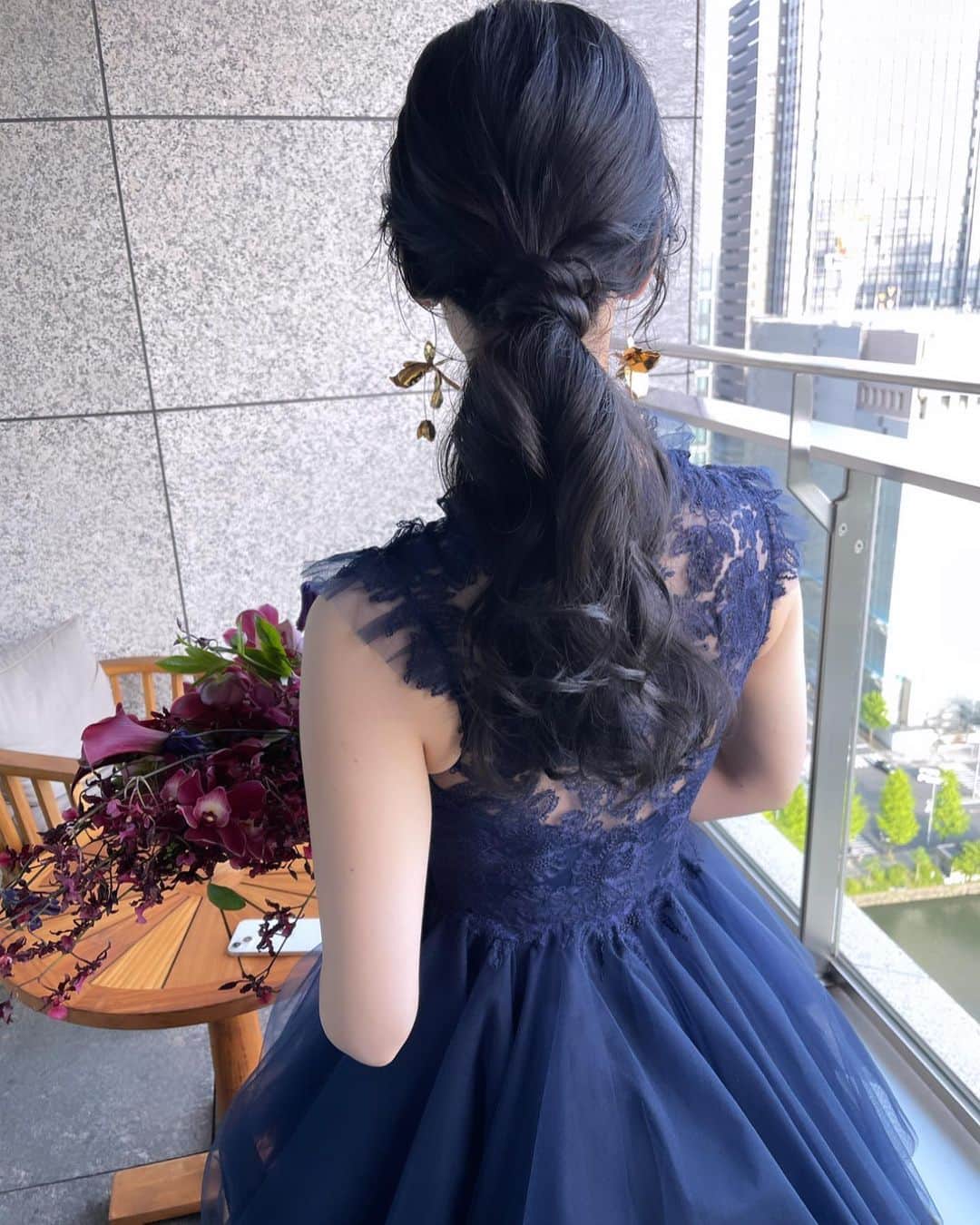 野口忍 hair make upさんのインスタグラム写真 - (野口忍 hair make upInstagram)「挙式シーン とても感動でした🫧  顔まわり、メイクも 雰囲気をガラリと変えて 3パターンチェンジ  ヘアメイクデザイン とても楽しかった☺️  最高に素敵な１日 本当におめでとうございました👏  ５月ももうおわり 新メンバー研修や ニューセルフフォト ブライダルメンテナンス 含めて これからも新郎新婦様の お洒落度を更にあげれるように サポートします  @atren.deu.salon @atren.deu.wedding @atren_deu_homme @yuno.hairmake @saito_katsuki @nobusuta @shunshun_tomato @number5_n5  ･･─･･─･･─･･─･･─･ #ブライダルメンテナンス #結婚式#前撮り#後撮り  ･･─･･─･･─･･─･･─･ ◽️ブライダルメンテナンス𝐌𝐄𝐍𝐔  ☑︎𝒃𝒓𝒊𝒅𝒂𝒍 𝒗𝒆𝒊𝒍 𝒄𝒐𝒍𝒐𝒓 　 透明感を出したい花嫁様は 【𝒃𝒓𝒊𝒅𝒂𝒍 𝒘 𝒄𝒐𝒍𝒐𝒓 】 透明感&立体感を出したい花嫁様は 【𝒃𝒓𝒊𝒅𝒂𝒍 𝒉𝒊𝒈𝒉𝒍𝒊𝒈𝒉𝒕 𝒄𝒐𝒍𝒐𝒓】  こちらで予約お願い致します。 　 ☑︎𝒃𝒓𝒊𝒅𝒂𝒍 𝒄𝒖𝒕  華やかなポニーテール、ハーフアップ、上品で洗練されたダウンスタイルをご希望の花嫁様。 モダンでタキシードに合わせたフォーマル、スタイリッシュなメンズヘアご希望の新郎様。  ☑︎𝒃𝒓𝒊𝒅𝒂𝒍 𝒕𝒓𝒆𝒂𝒕𝒎𝒆𝒏𝒕 　 ・ブライダルトリートメント ・ブライダル髪質改善トリートメント  　 ◽️使用スタイリング剤 　 【𝑨𝑻𝑹𝑬𝑵 𝑫𝑬𝑼 𝑺𝑯𝑨𝑴𝑷𝑶𝑶】  キューティクルを整え艶感を保つブライダルシャンプー  シャンプーのご購入はトップページより 　 ◽️サロンのご予約はこちらから @atren.deu.salon　 初めての方も是非一度ご相談下さい✨ ご予約大変埋まりやすいのでお早めにお願いします✨ 　  #花嫁美容#花嫁ヘアスタイル#結婚式#ブライダルヘアメイク#式場見学#二次会#ブーケ#お色直しヘア#外注ヘアメイク#アンダーズ花嫁 #ドレス迷子#プロポーズ#結婚指輪#パレス花嫁#東京會舘花嫁」5月30日 0時13分 - shinobunbunmaru_atren_deu