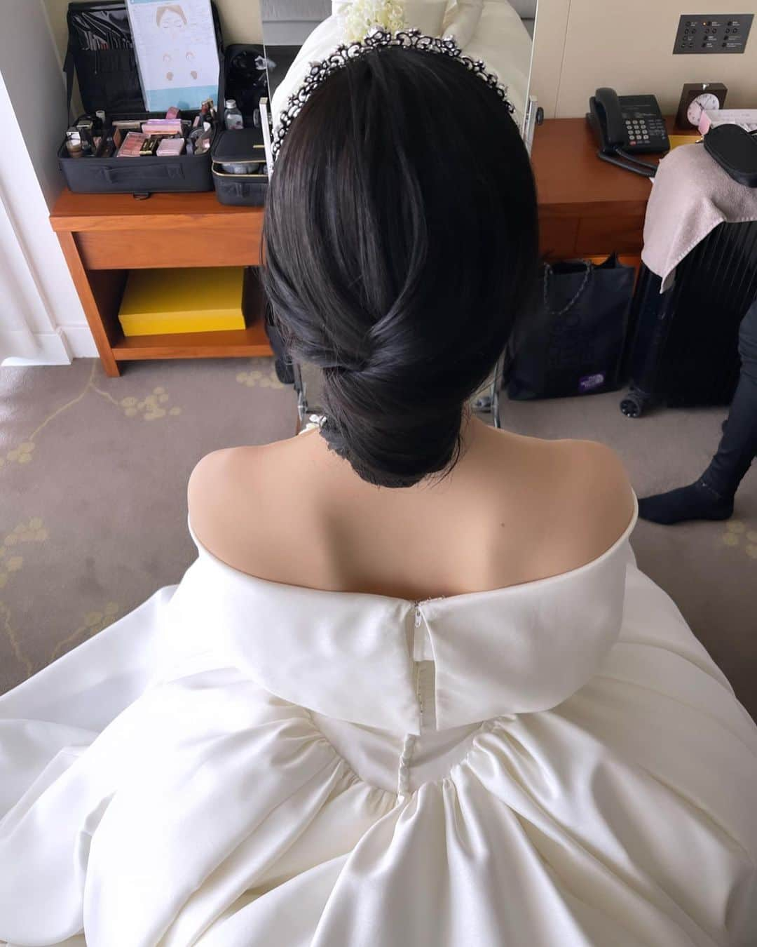 野口忍 hair make upさんのインスタグラム写真 - (野口忍 hair make upInstagram)「挙式シーン とても感動でした🫧  顔まわり、メイクも 雰囲気をガラリと変えて 3パターンチェンジ  ヘアメイクデザイン とても楽しかった☺️  最高に素敵な１日 本当におめでとうございました👏  ５月ももうおわり 新メンバー研修や ニューセルフフォト ブライダルメンテナンス 含めて これからも新郎新婦様の お洒落度を更にあげれるように サポートします  @atren.deu.salon @atren.deu.wedding @atren_deu_homme @yuno.hairmake @saito_katsuki @nobusuta @shunshun_tomato @number5_n5  ･･─･･─･･─･･─･･─･ #ブライダルメンテナンス #結婚式#前撮り#後撮り  ･･─･･─･･─･･─･･─･ ◽️ブライダルメンテナンス𝐌𝐄𝐍𝐔  ☑︎𝒃𝒓𝒊𝒅𝒂𝒍 𝒗𝒆𝒊𝒍 𝒄𝒐𝒍𝒐𝒓 　 透明感を出したい花嫁様は 【𝒃𝒓𝒊𝒅𝒂𝒍 𝒘 𝒄𝒐𝒍𝒐𝒓 】 透明感&立体感を出したい花嫁様は 【𝒃𝒓𝒊𝒅𝒂𝒍 𝒉𝒊𝒈𝒉𝒍𝒊𝒈𝒉𝒕 𝒄𝒐𝒍𝒐𝒓】  こちらで予約お願い致します。 　 ☑︎𝒃𝒓𝒊𝒅𝒂𝒍 𝒄𝒖𝒕  華やかなポニーテール、ハーフアップ、上品で洗練されたダウンスタイルをご希望の花嫁様。 モダンでタキシードに合わせたフォーマル、スタイリッシュなメンズヘアご希望の新郎様。  ☑︎𝒃𝒓𝒊𝒅𝒂𝒍 𝒕𝒓𝒆𝒂𝒕𝒎𝒆𝒏𝒕 　 ・ブライダルトリートメント ・ブライダル髪質改善トリートメント  　 ◽️使用スタイリング剤 　 【𝑨𝑻𝑹𝑬𝑵 𝑫𝑬𝑼 𝑺𝑯𝑨𝑴𝑷𝑶𝑶】  キューティクルを整え艶感を保つブライダルシャンプー  シャンプーのご購入はトップページより 　 ◽️サロンのご予約はこちらから @atren.deu.salon　 初めての方も是非一度ご相談下さい✨ ご予約大変埋まりやすいのでお早めにお願いします✨ 　  #花嫁美容#花嫁ヘアスタイル#結婚式#ブライダルヘアメイク#式場見学#二次会#ブーケ#お色直しヘア#外注ヘアメイク#アンダーズ花嫁 #ドレス迷子#プロポーズ#結婚指輪#パレス花嫁#東京會舘花嫁」5月30日 0時13分 - shinobunbunmaru_atren_deu